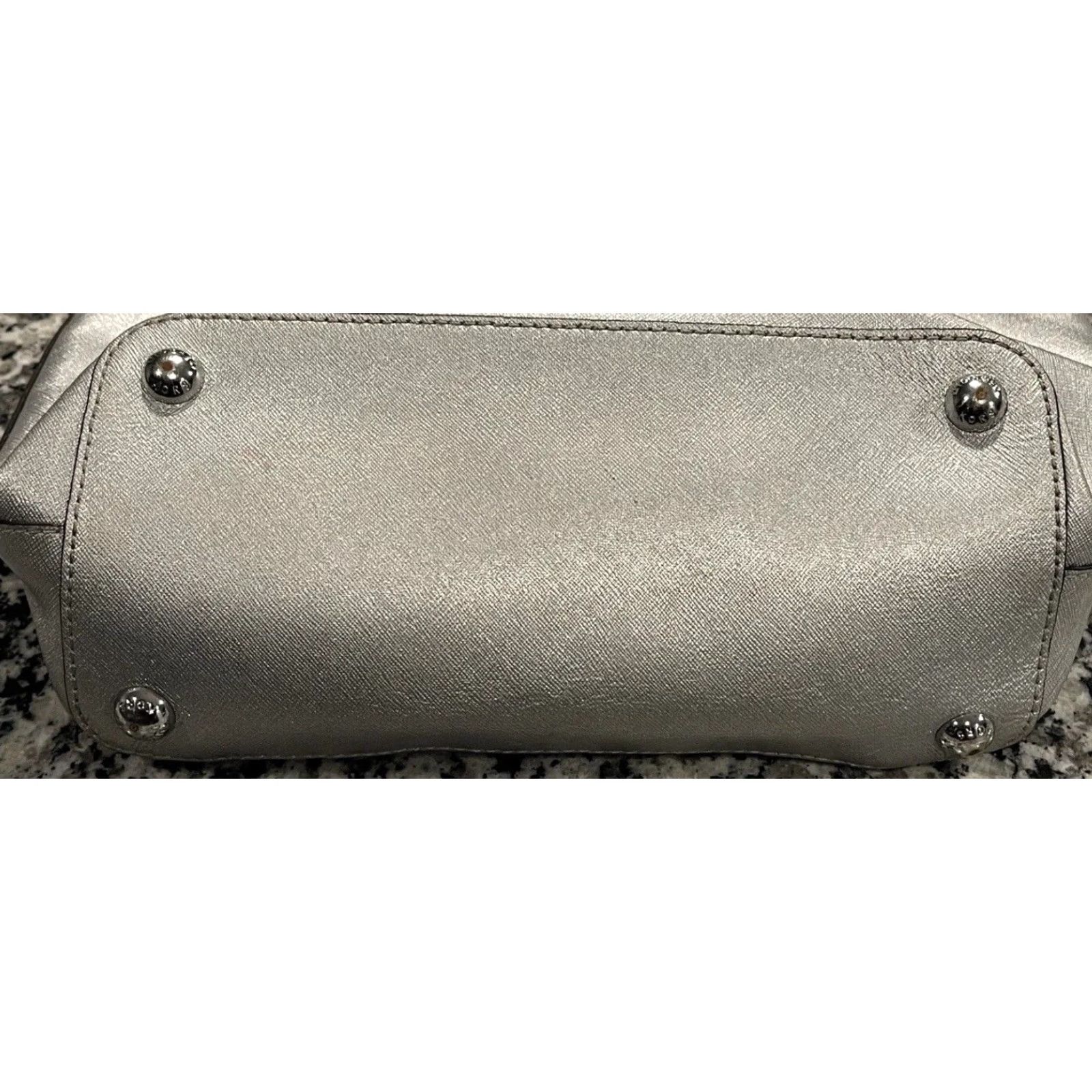 Michael Kors VINTAGE Michael Kors Tote Women Medium Metallic Gray Saffiano Leather Top Zip Purse Handbag Purses Size M / US 6-8 / IT 42-44 - 4 Thumbnail