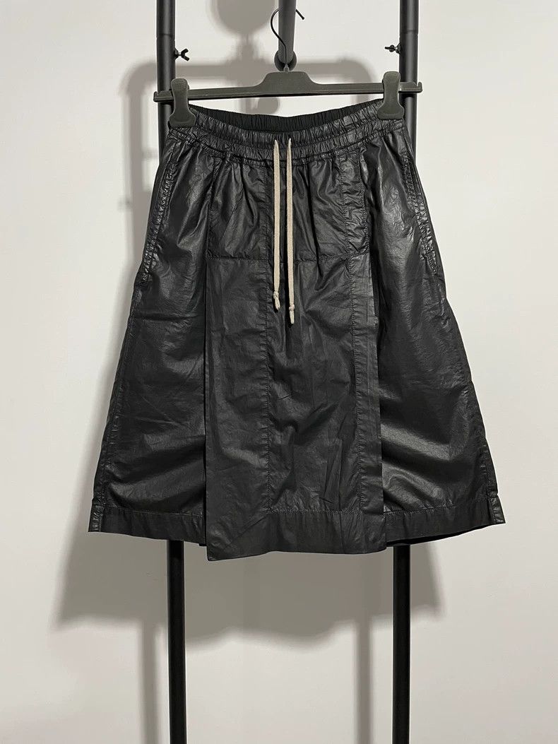 Rick Owens Rick Owens Black Waxed Fabric Shorts- DMC Size US 26 / EU 42 - 1 Thumbnail