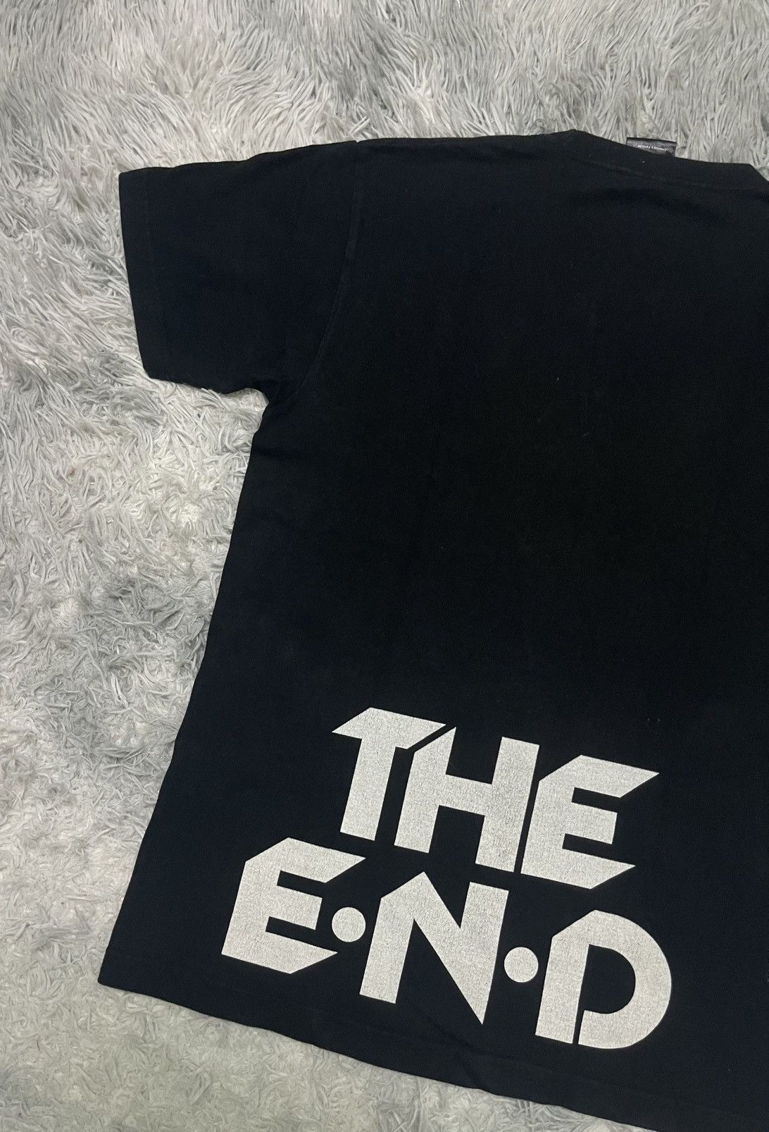 Band Tees 2000s THE BLACK EYED PEAS THE END ALBUM COVER TEES Size US L / EU 52-54 / 3 - 9 Thumbnail