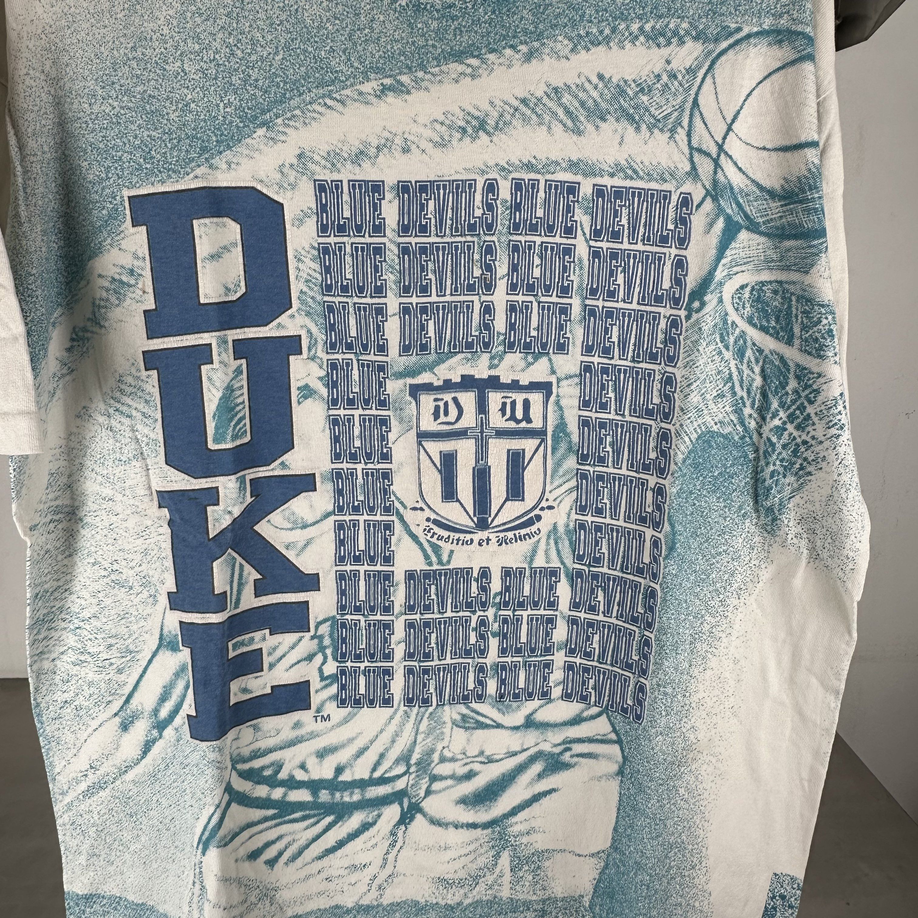 Vintage Vintage 90s Duke Blue Devils Basketball AOP NCAA T-shirt Size US XL / EU 56 / 4 - 2 Thumbnail