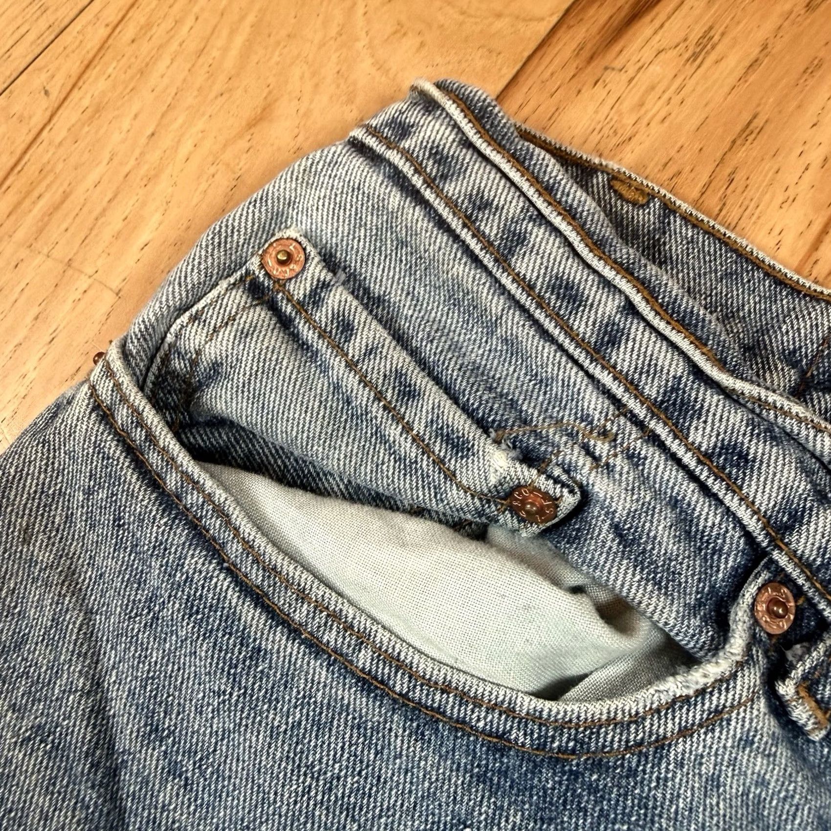 Levi's VINTAGE Levi’s 550 Jeans Men Regular 36 Light Blue 28in 90s USA Made Straight Relaxed 550 Model Size US 36 / EU 52 - 6 Thumbnail