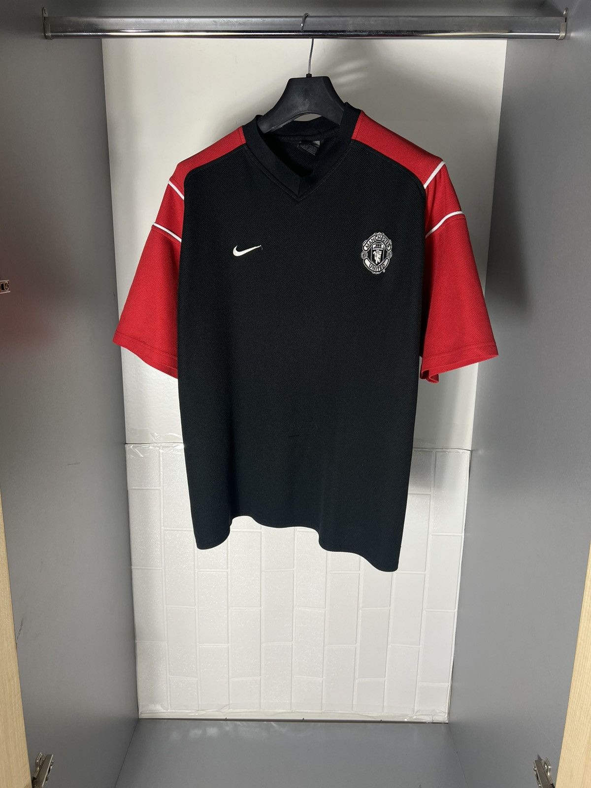 Nike × Vintage VERY RARR NIKE FC MANCHESTER UNITED ENGLAND SOCCER JERSEY Size US XL / EU 56 / 4 - 2 Thumbnail