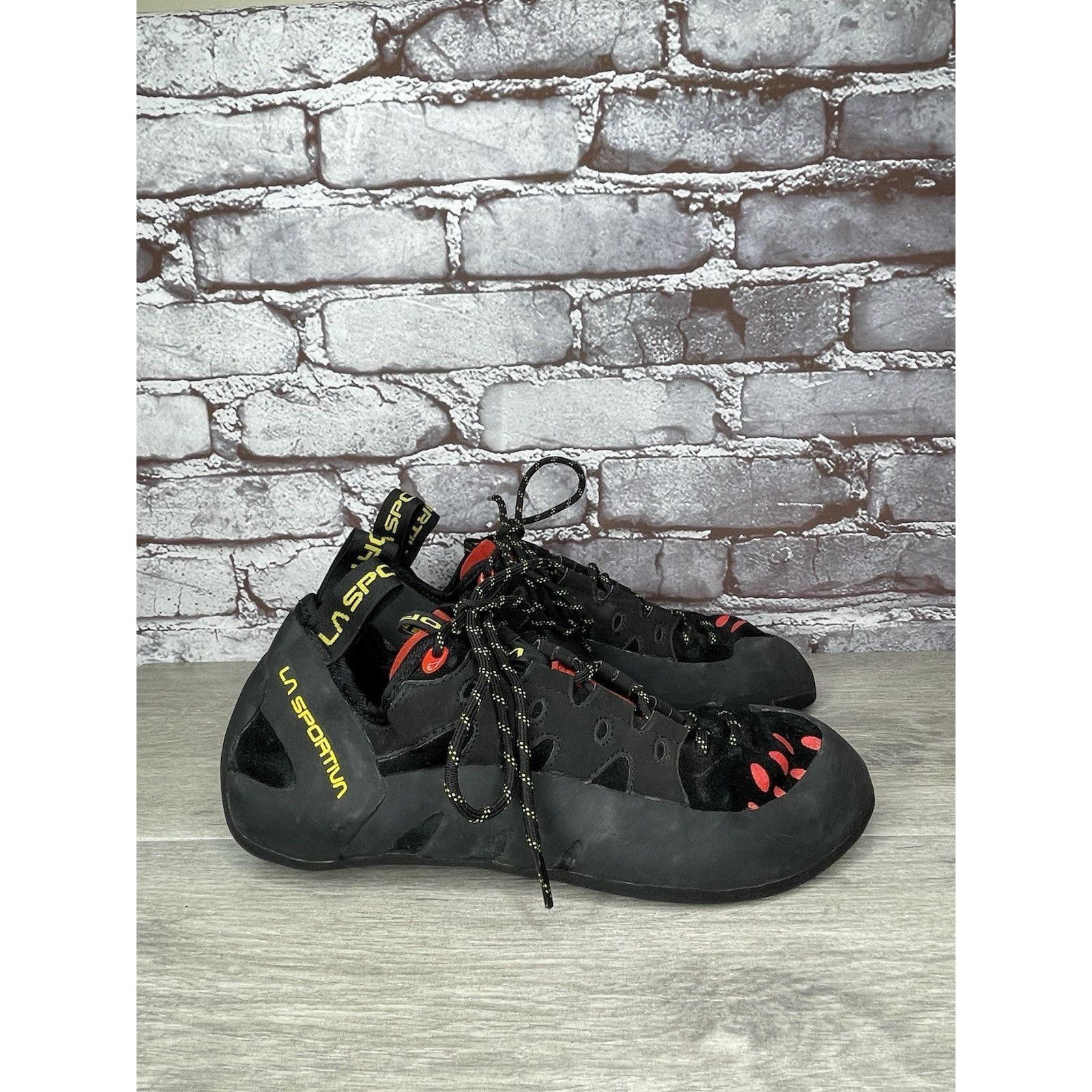 La Sportiva La Sportiva Tarantulace Black Leather Red Rock Climbing Shoe Size US 10.5 / EU 43-44 - 19 Thumbnail