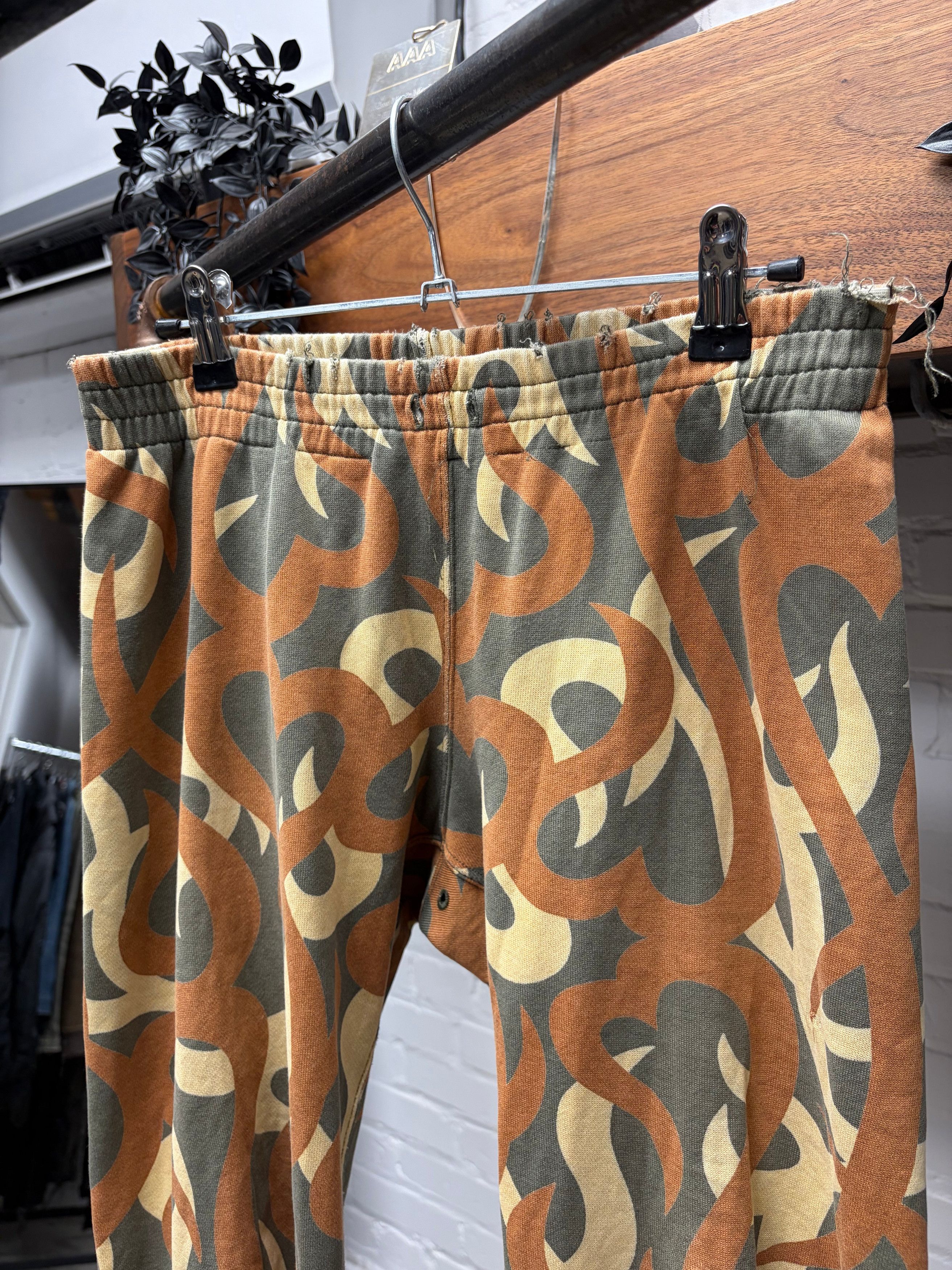 Number (N)ine AW2004 Number (N)ine ‘Crying Hearts’ Tribal Print Sweatpants Size US 28 / EU 44 - 2 Thumbnail
