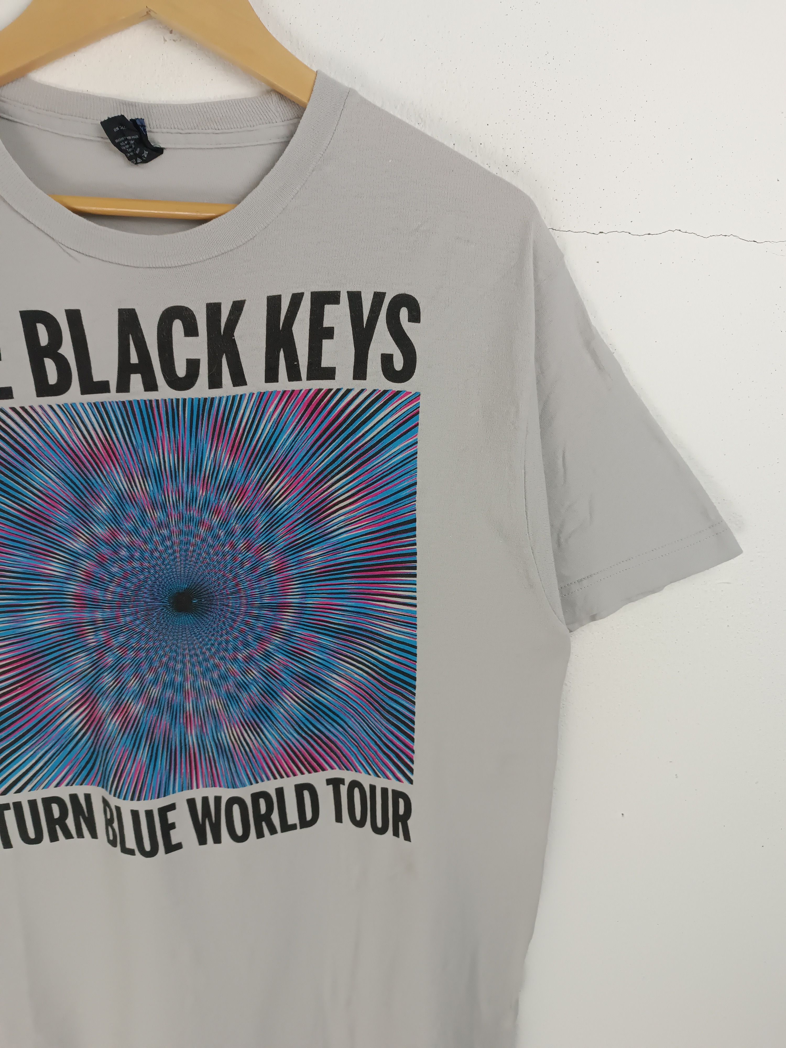 Band Tees VINTAGE '14 THE BLACK KEYS TURN BLUE TOUR white stripes rza Size US L / EU 52-54 / 3 - 6 Thumbnail