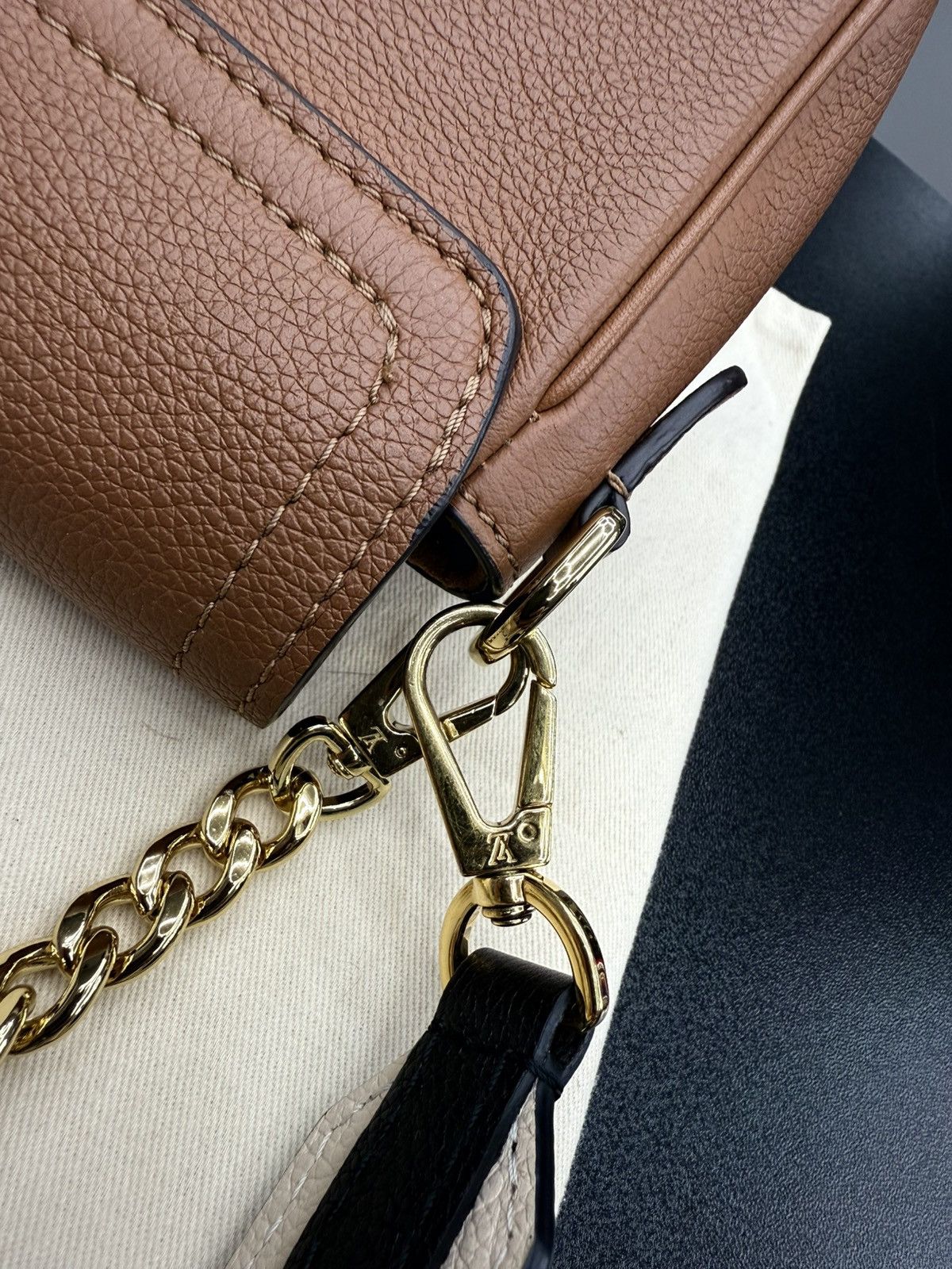Louis Vuitton AUTHENTIC Louis Vuitton Lockme Tender Calfskin Leather Bag Size ONE SIZE - 11 Thumbnail
