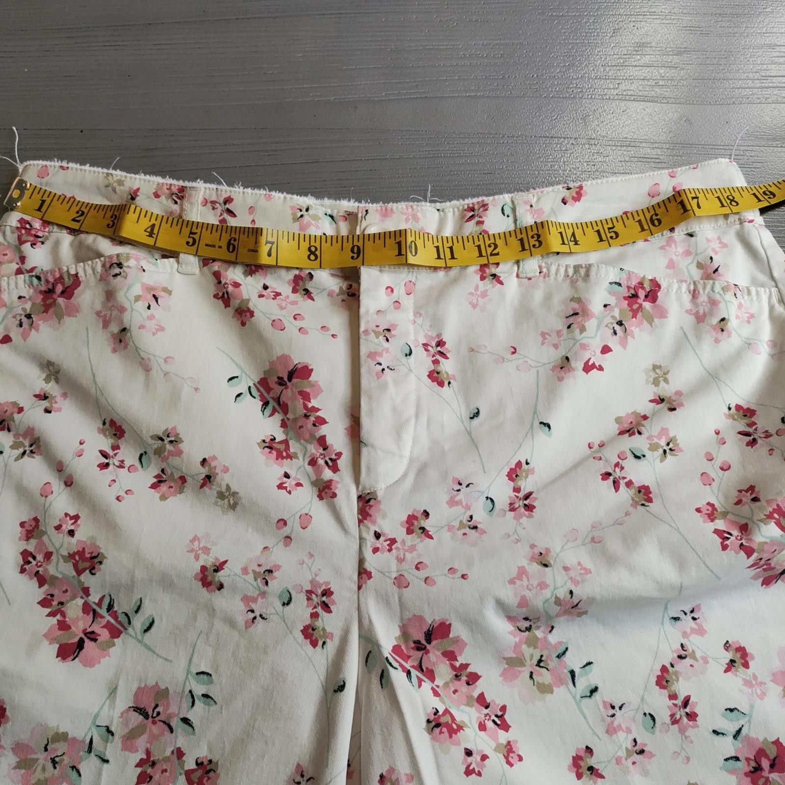 Croft & Barrow Croft & Barrow White Floral Patterned Capri Jeans Size 14 Size 34" / US 12 / IT 48 - 6 Thumbnail