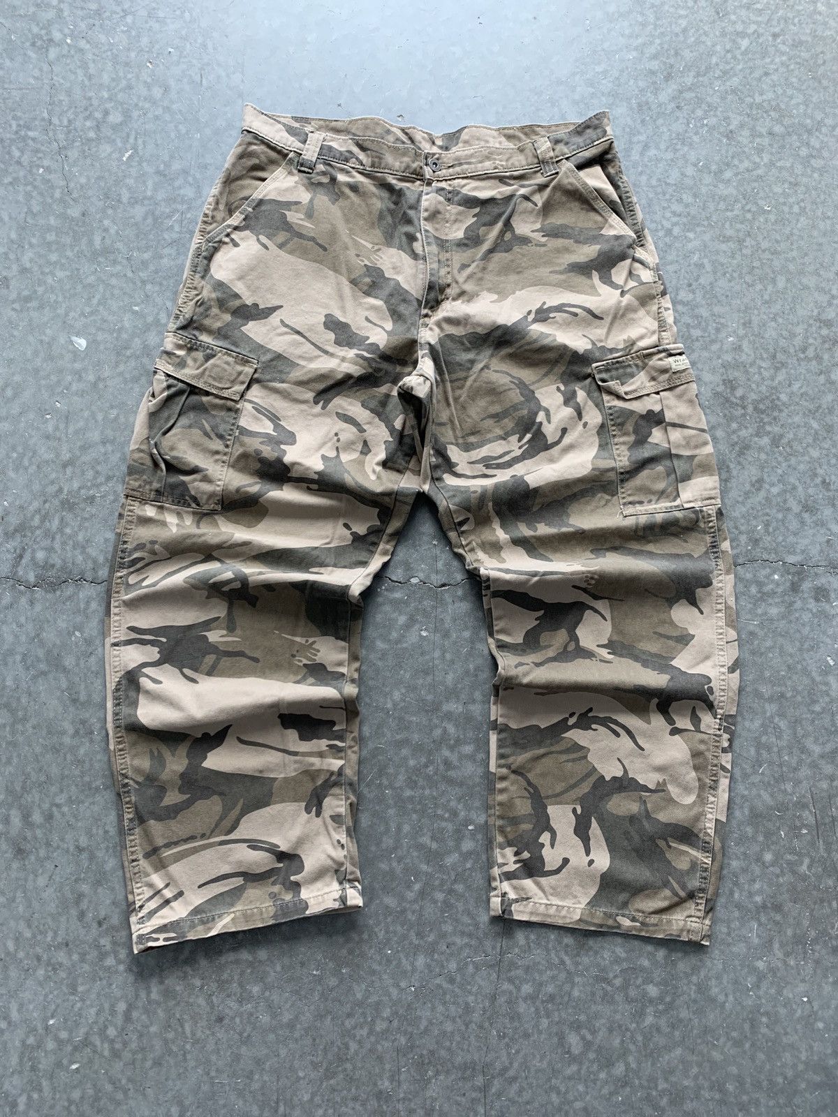 Vintage × Wrangler Vintage Y2K Wrangler Baggy Camo Cargo Pants Size US 36 / EU 52 - 1 Thumbnail