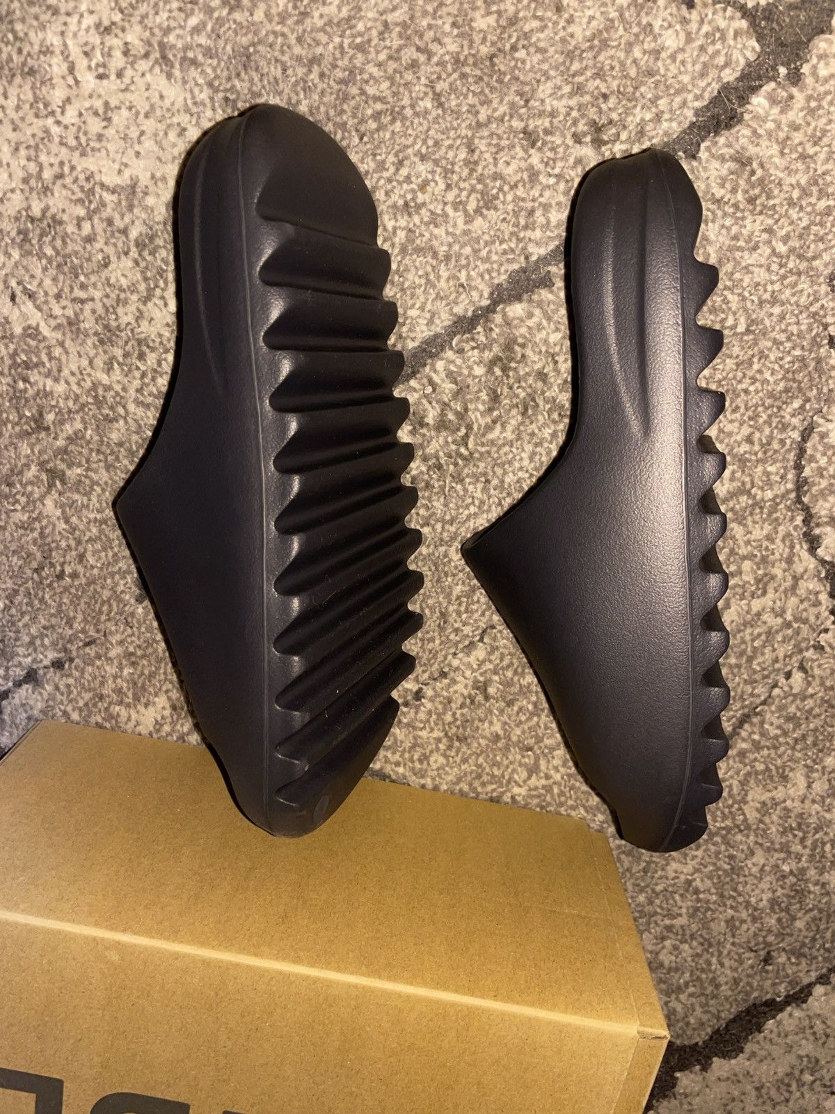 Yeezy Yeezy Slide Onyx US10/EU44,5 Size US 10 / EU 43 - 3 Thumbnail