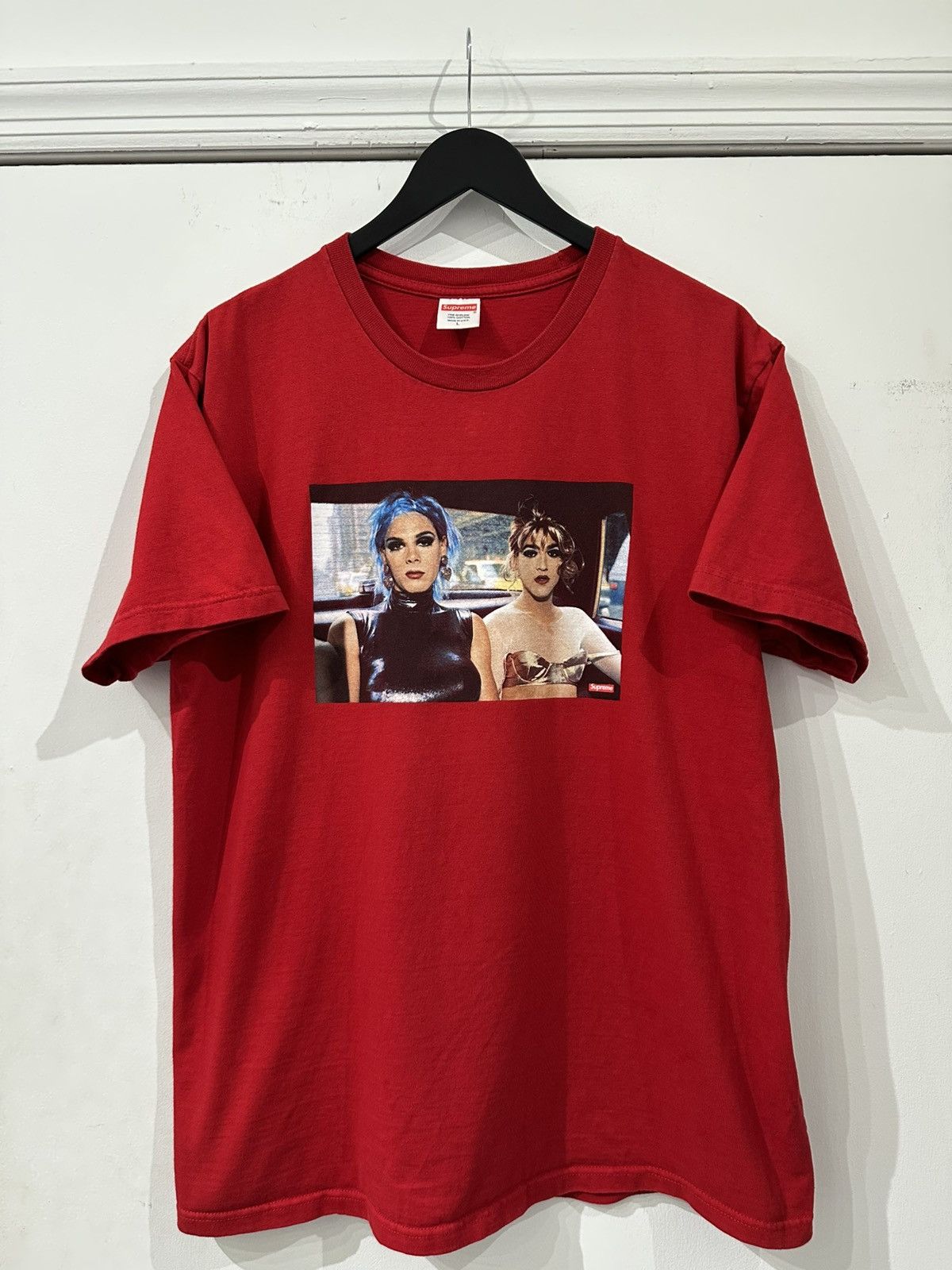 Supreme Supreme x Nan Goldin “Misty and Jimmy Paulette” Tee Red Sz L Size US L / EU 52-54 / 3 - 1 Thumbnail