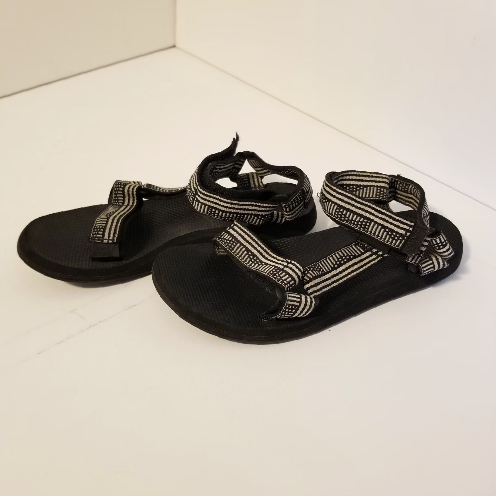 Teva TEVA Women's Strappy Sandals, Size 5, Black, Colorful Style, Model F3018D Size US 5 / IT 35 - 3 Thumbnail