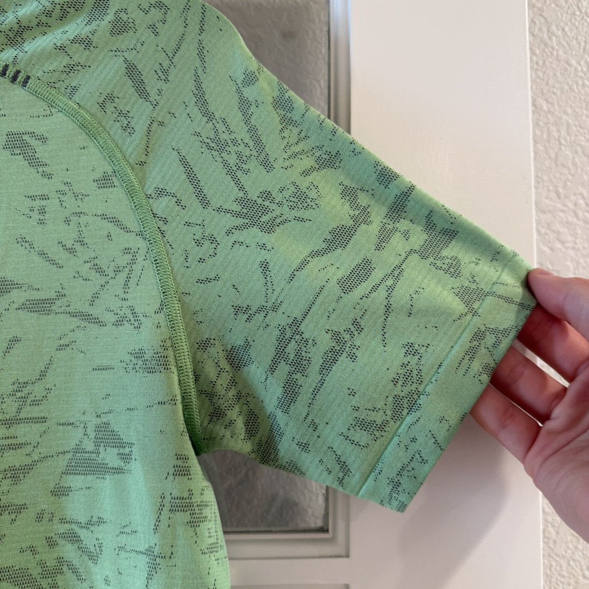 Lululemon Lululemon Metal Vent Tech 2.0 Neon Green Short Sleeve Shirt Size US XS / EU 42 / 0 - 5 Thumbnail