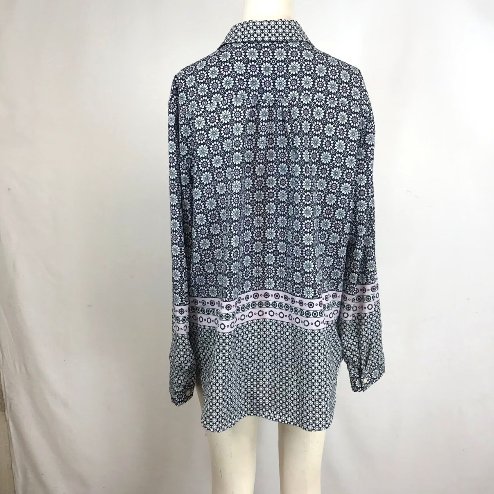Talbots Talbots Womens Button-Up Shirt L Long Sleeve Geometric Floral Print Collared Button-Down Blue Spring Fall Casual Workwear Mens Womens Girls Boys Size L / US 10 / IT 46 - 5 Thumbnail