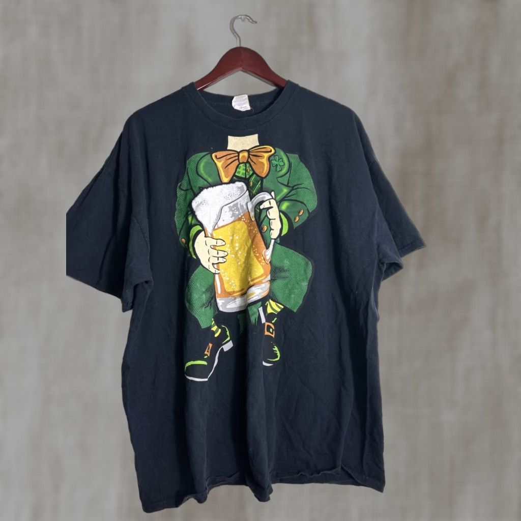 Gildan VINTAGE Mens XXL Short Sleeve T Shirt At Patrick’s Day Leprechaun Holding A Beer Black Size US XXL / EU 58 / 5 - 1 Thumbnail
