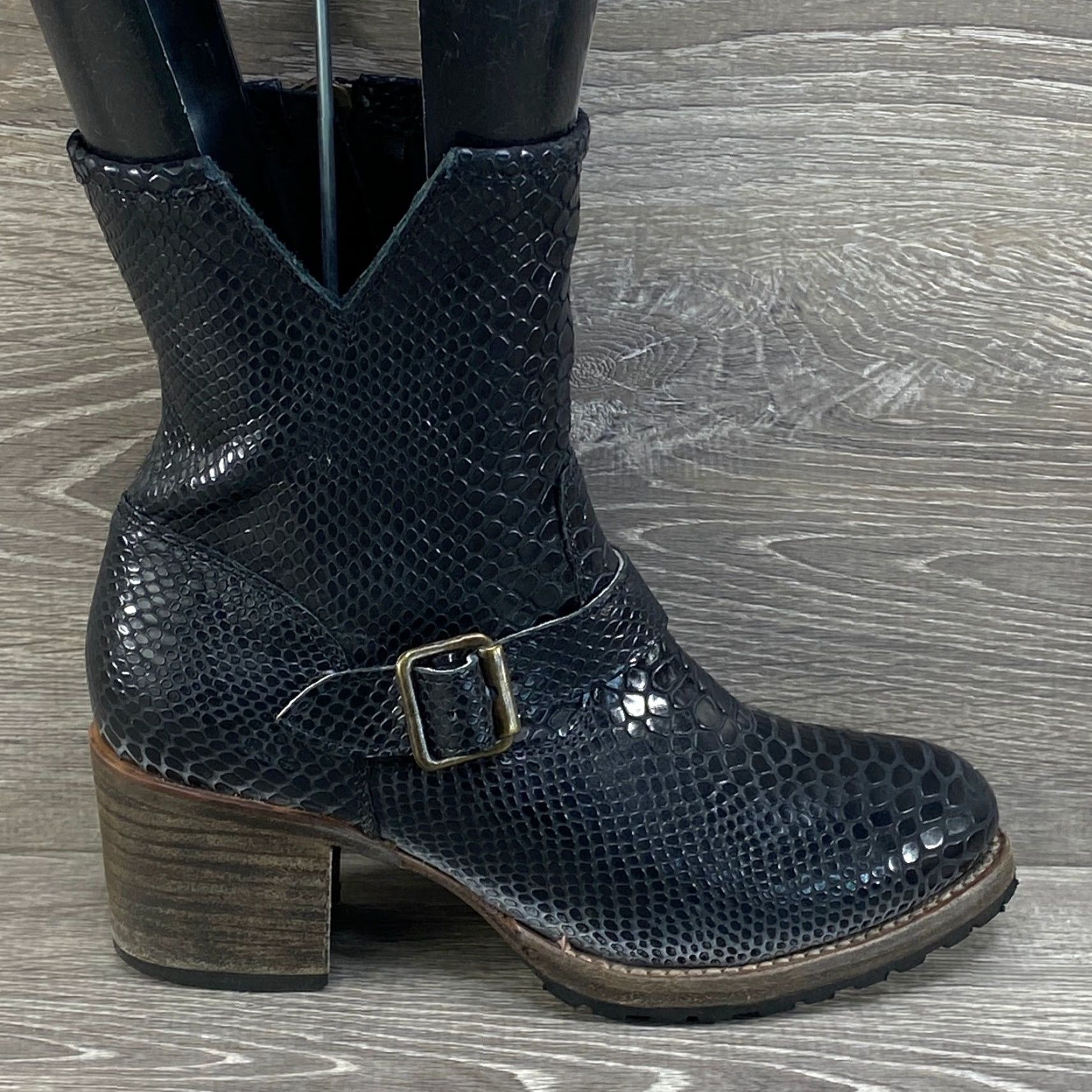 FREEBIRD VINTAGE Freebird Steven Carlito Ankle Boots Womens 9 Black Embossed Snakeskin Leather Boots Size US 9 / IT 39 - 2 Thumbnail