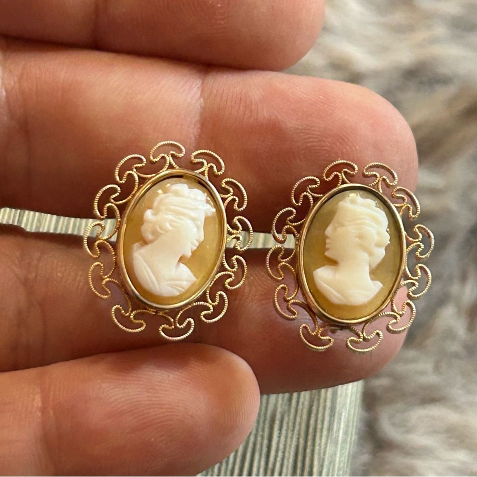 Vintage Vintage Krementz carved shell cameo 14kt gold earrings Size ONE SIZE - 7 Thumbnail