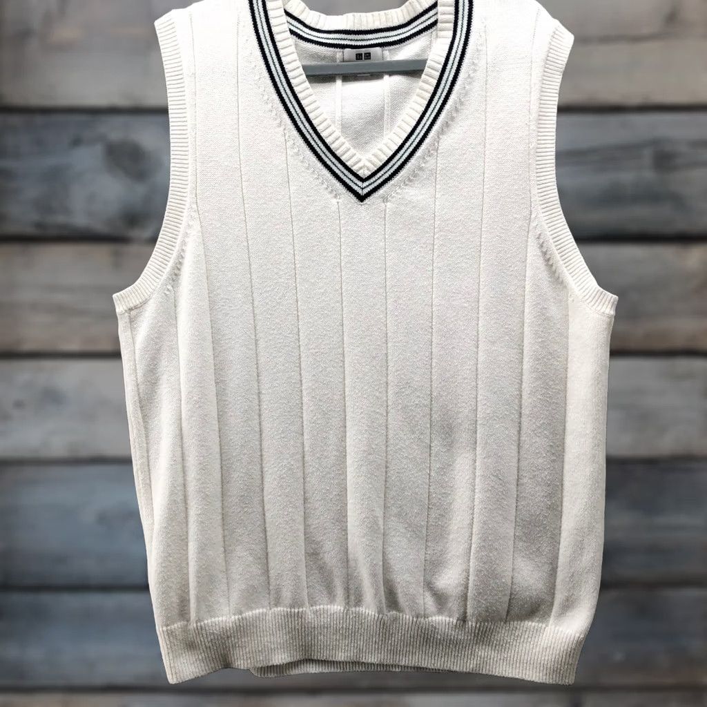 Uniqlo Uniqlo V-Neck Cricket Vest Mens L White Preppy Knit Sleeveless Tank Shirt Size US L / EU 52-54 / 3 - 1 Thumbnail