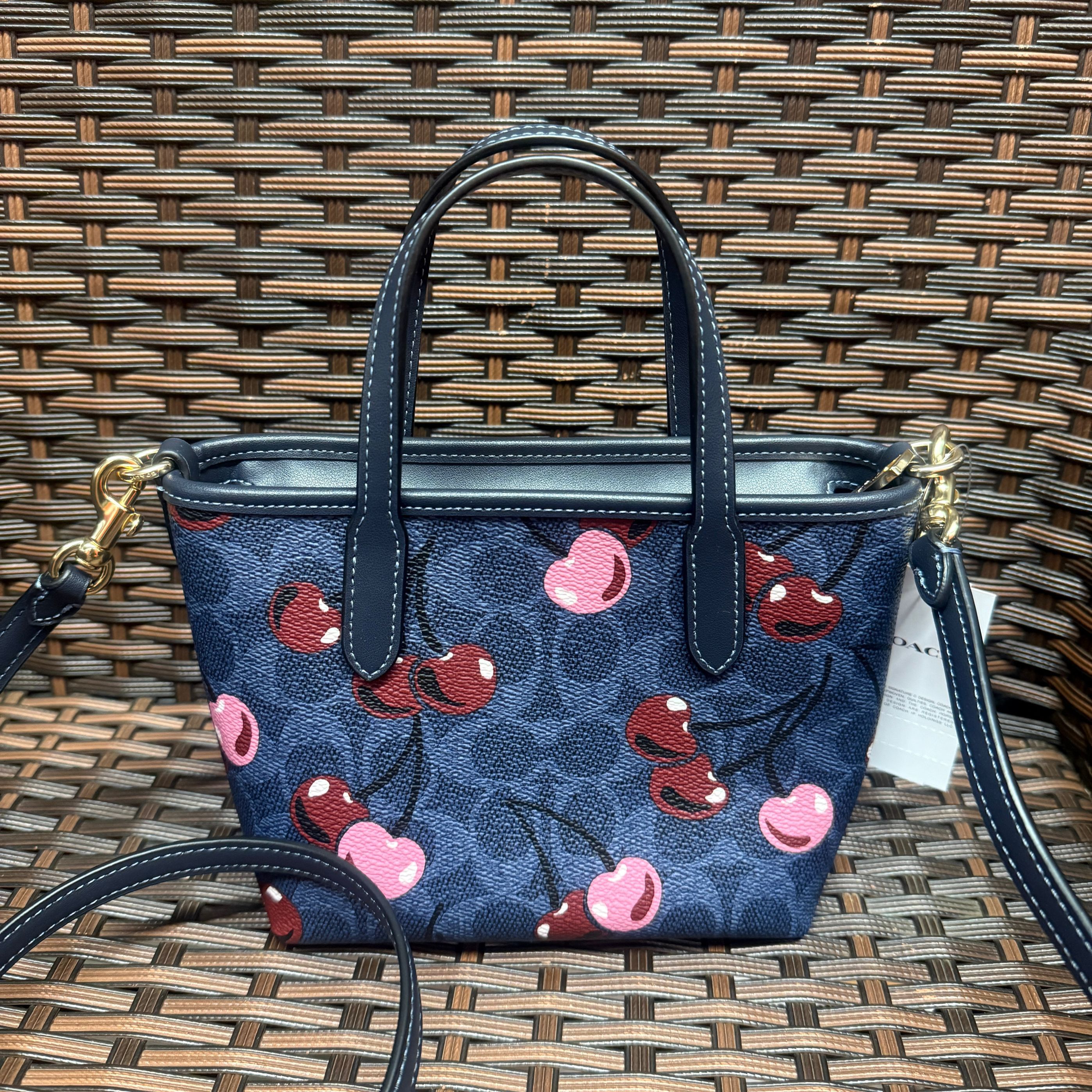 [コーチ] city tote トートバッグ cherry print ショルダーバッグ cit3 斜めがけバッグ City Tote In Signature Canvas With Heart Cherry Print (Light Khaki