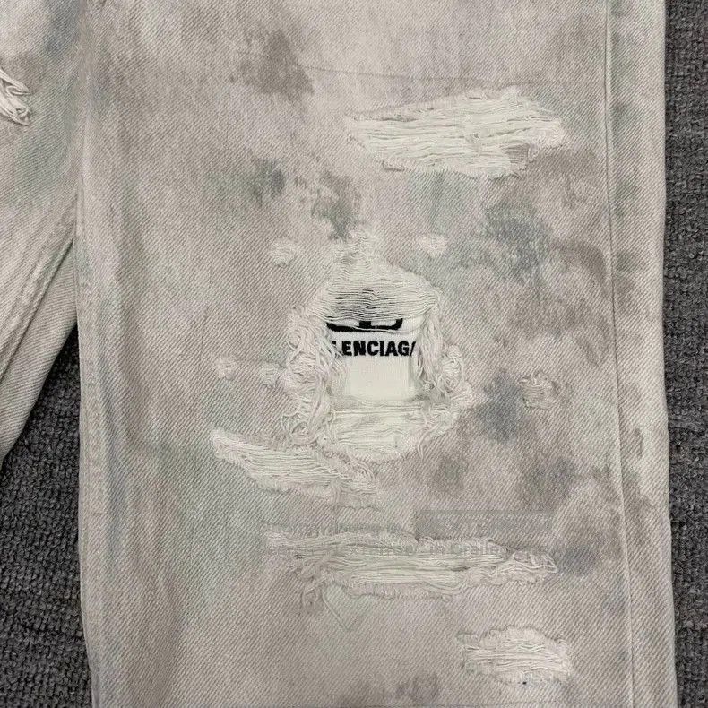 Balenciaga Balenciaga White Distressed Denim Jeans. Size US 26 / EU 42 - 6 Thumbnail