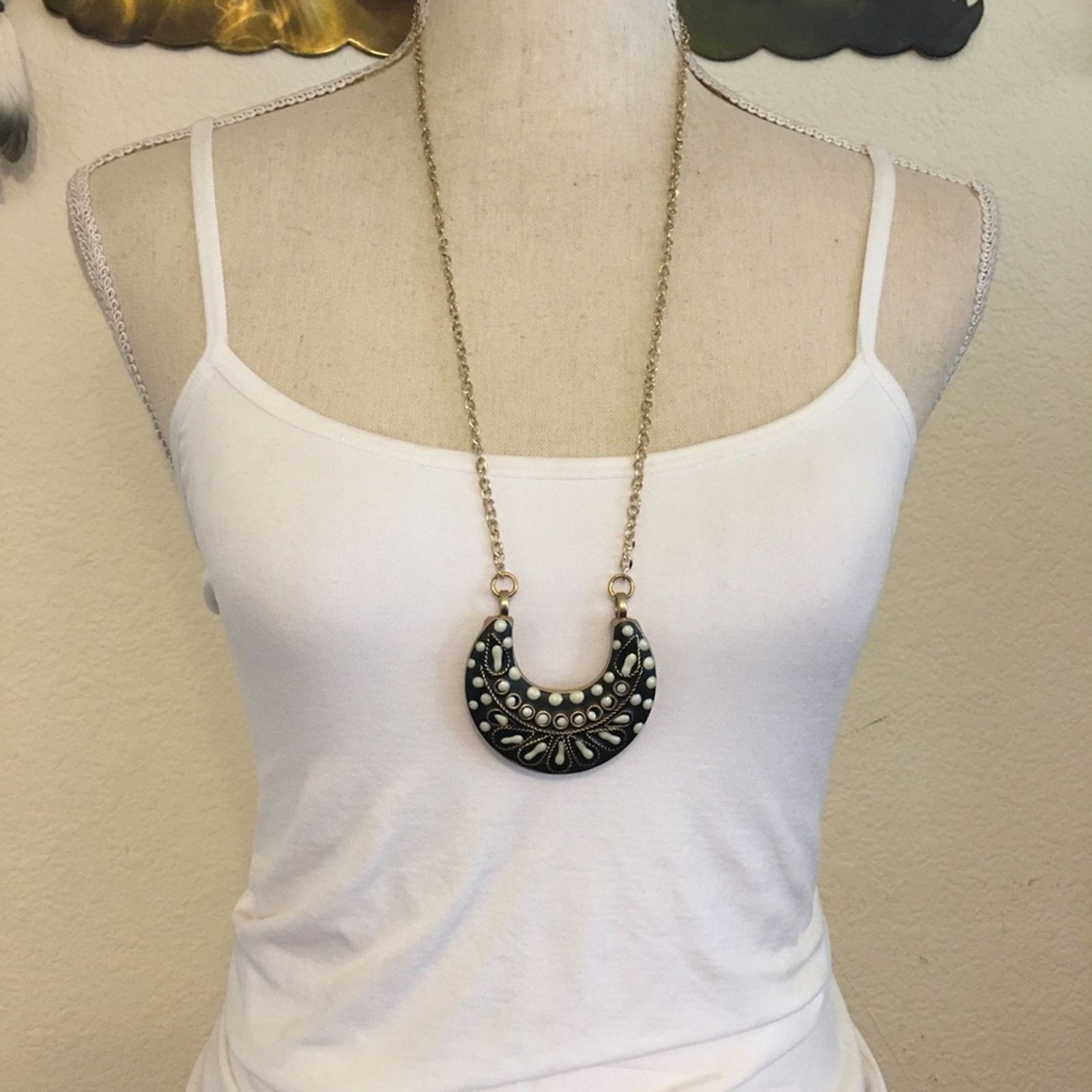Jewelry Black and cream enamel medallion on gold chain Size ONE SIZE - 3 Thumbnail