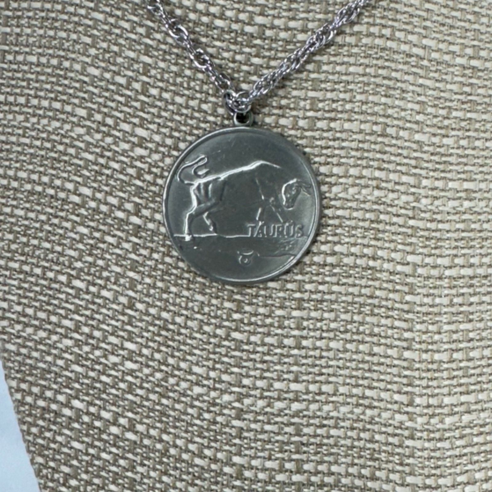 NBDN Nobrandedon VTG silver tone zodiac Taurus pendant Size ONE SIZE - 3 Thumbnail