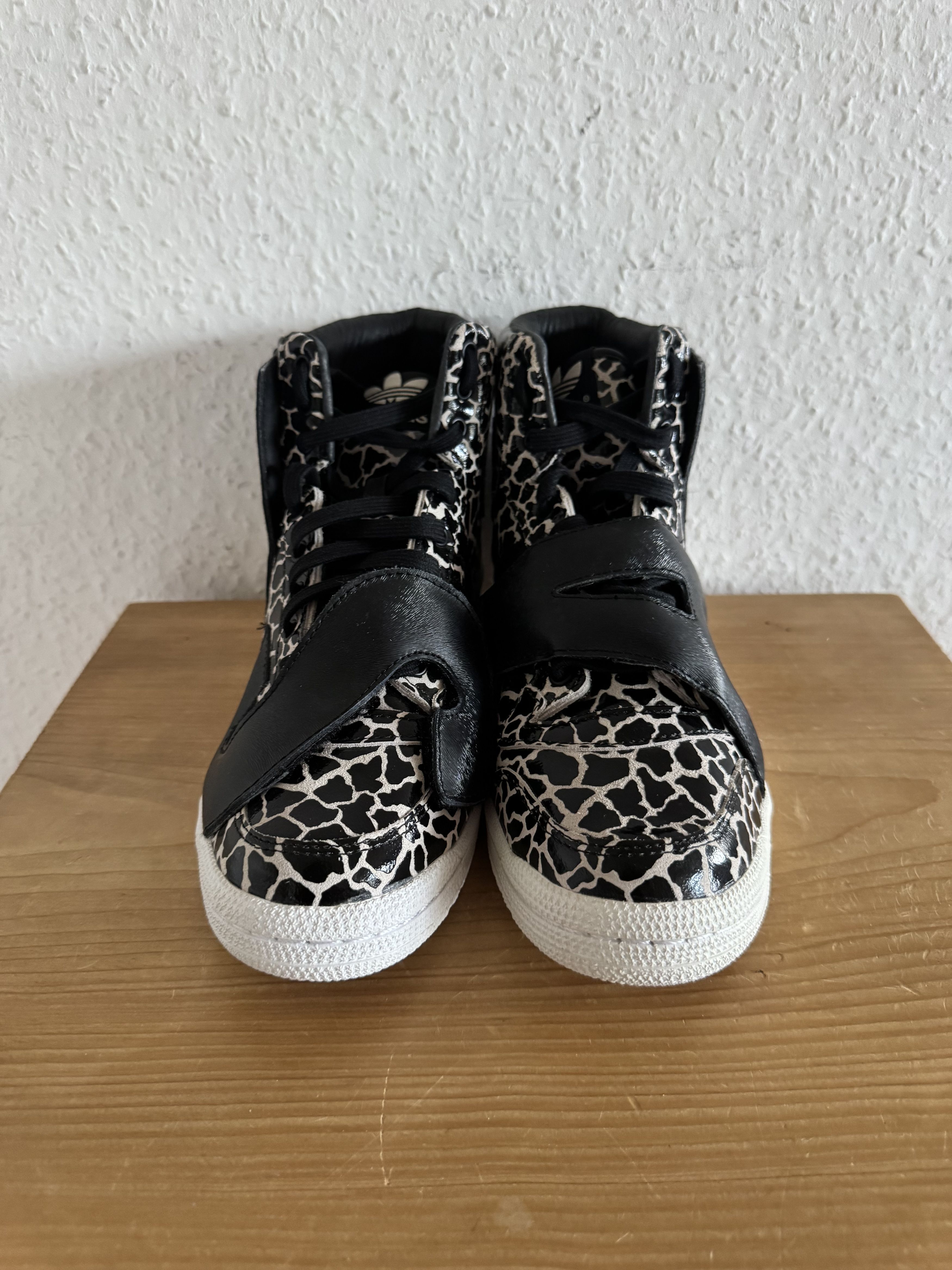 Adidas × Jeremy Scott JS Letters Giraffe Size US 7.5 / EU 40-41 - 3 Thumbnail
