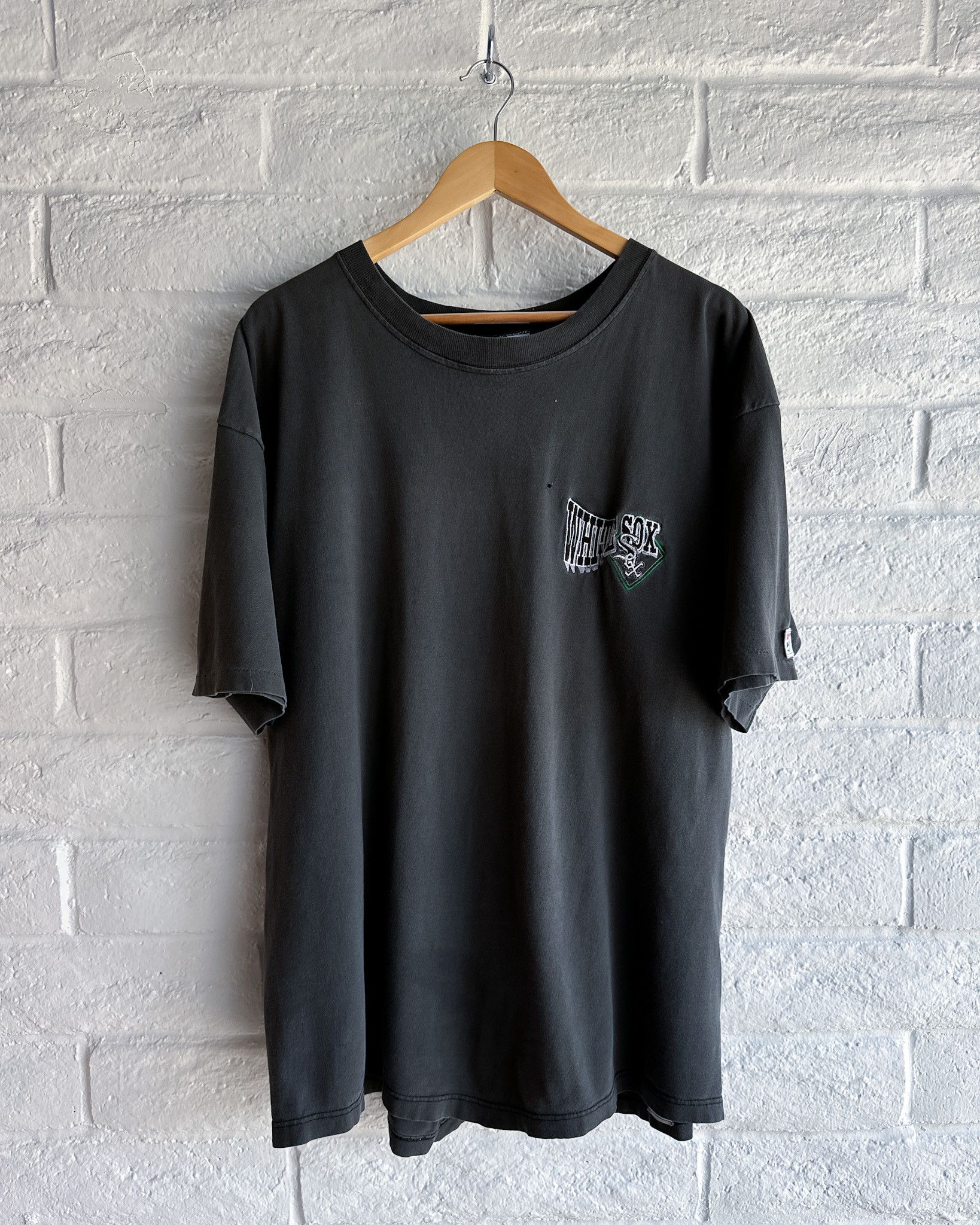 Vintage Vintage 90s Chicago White Sox Baseball T Shirt XL MLB Faded Size US XL / EU 56 / 4 - 1 Thumbnail