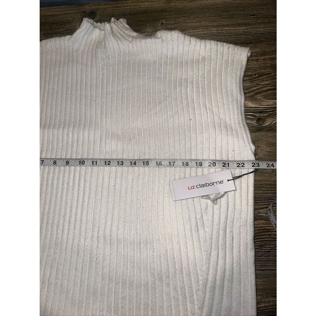 Liz Claiborne Liz Claiborne Crema Sleeveless Turtleneck Sweater. Large. 10 Size L / US 10 / IT 46 - 8 Thumbnail