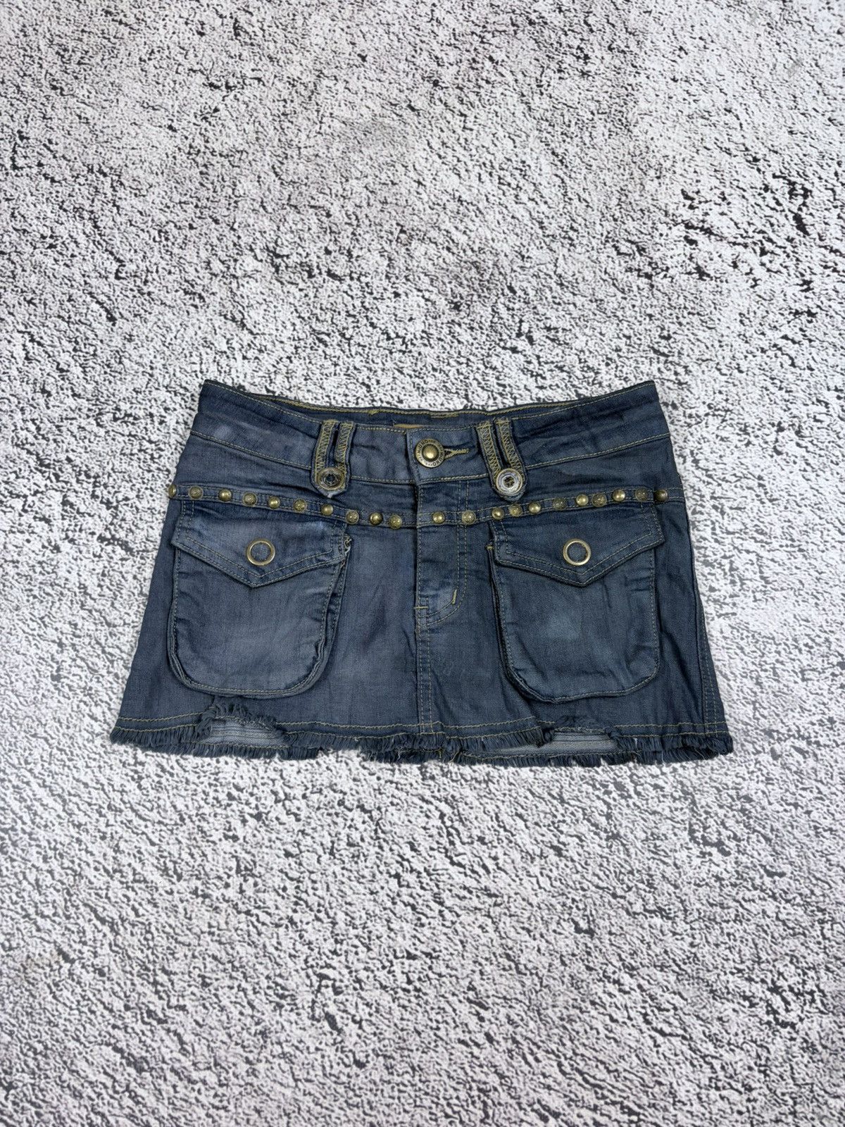 Japanese Brand Vintage Y2K Denim Cargo Mini Skirt Low Rise Distressed Size 25" / US 0 / IT 36 - 1 Thumbnail