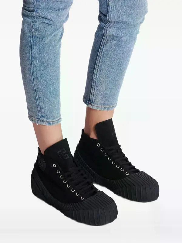 o1s1wg111225 Riff Low Top Sneakers in Black