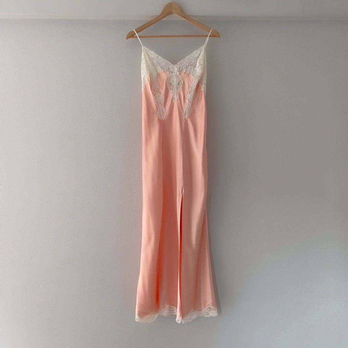 Victoria's Secret Victoria’s Secret 1990s Peach Satin & Lace Slip Gown (S–M) Size S / US 4 / IT 40 - 11 Thumbnail