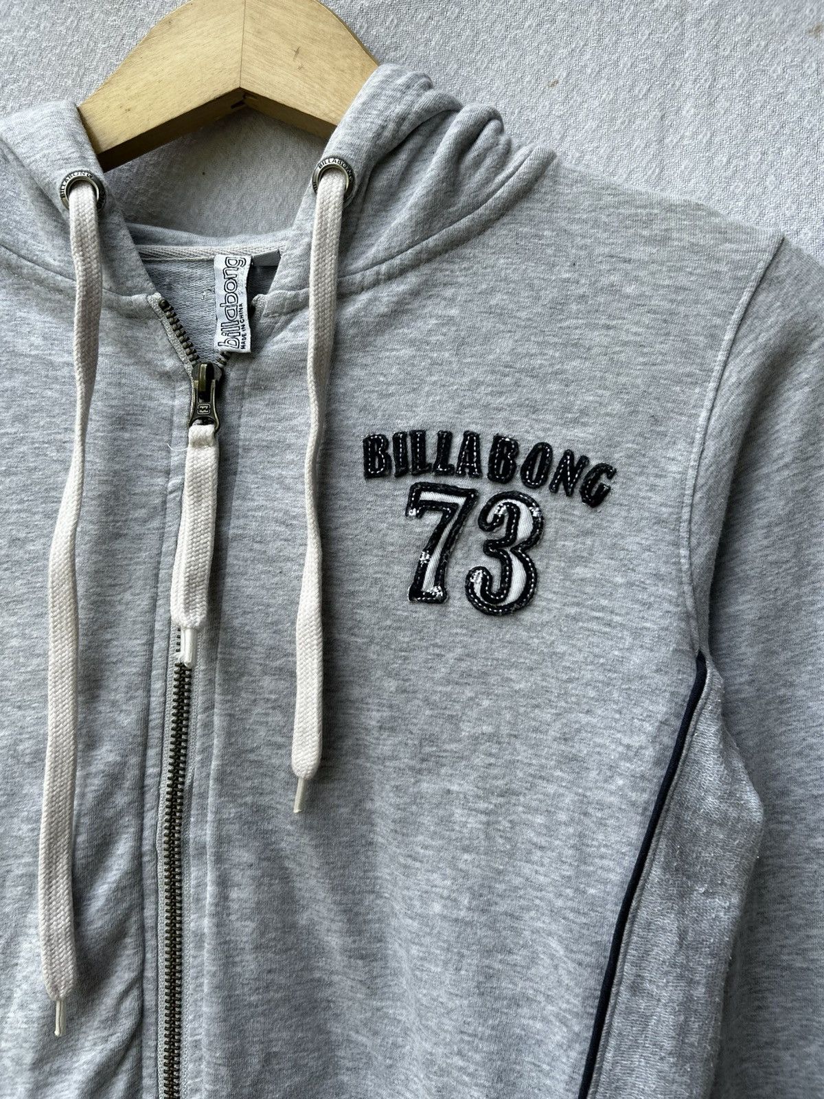 20471120 × Billabong × Japanese Brand Billabong Number 73 Hoodie Zip Up Style Size US S / EU 44-46 / 1 - 3 Thumbnail