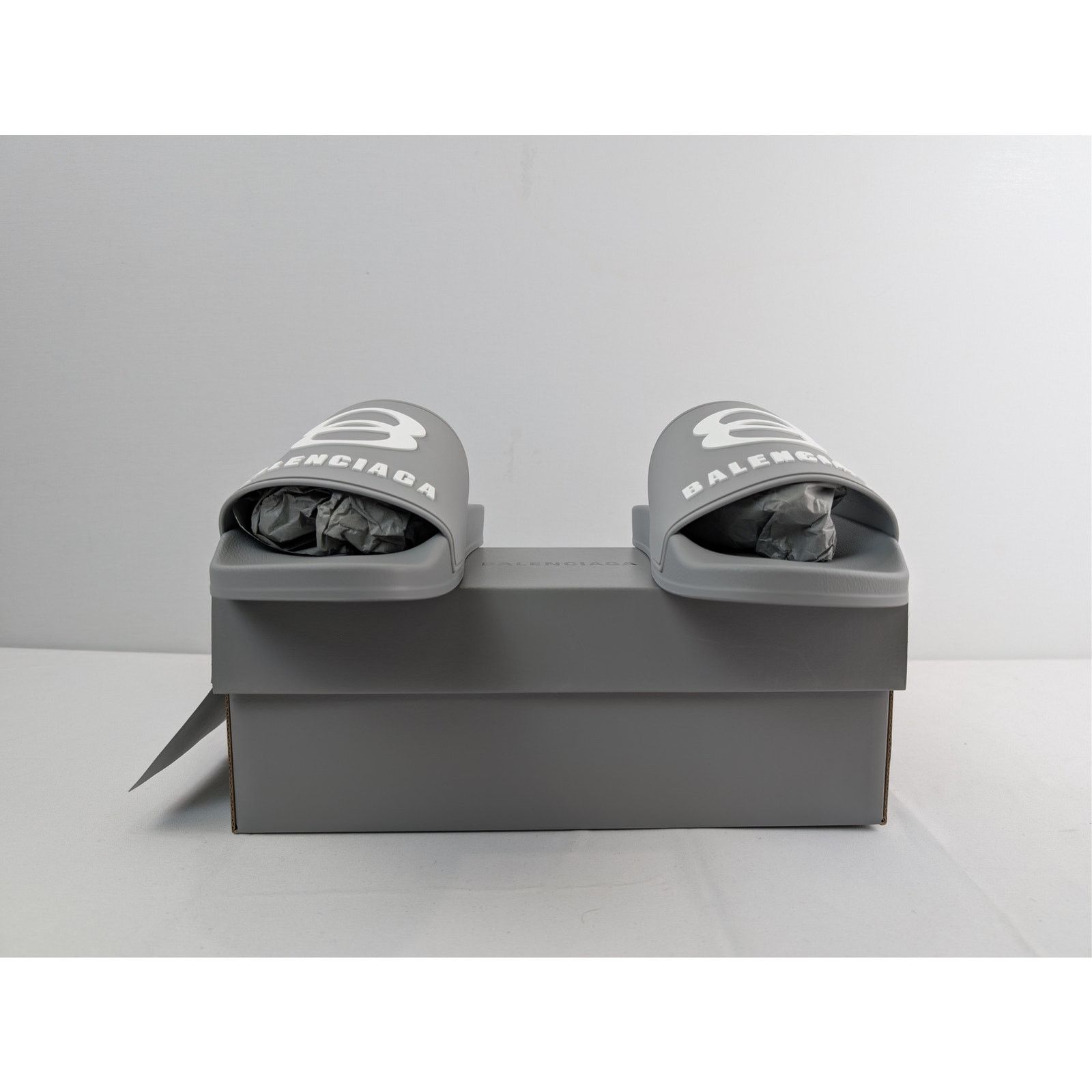 Balenciaga o1rshd1 Logo Pool Slides Slippers in Gray/White Size US 11 / EU 44 - 15 Thumbnail