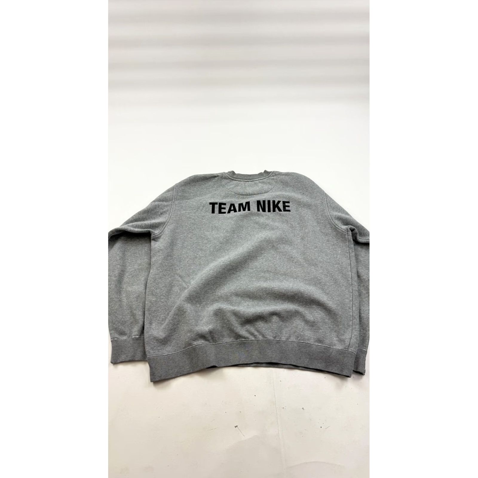 Nike VINTAGE Nike Sweatshirt Mens L Gray Graphic Print Crewneck Pullover Team Nike Swoosh Back Wordmark Front Logo Sports Fleece Size US L / EU 52-54 / 3 - 7 Thumbnail