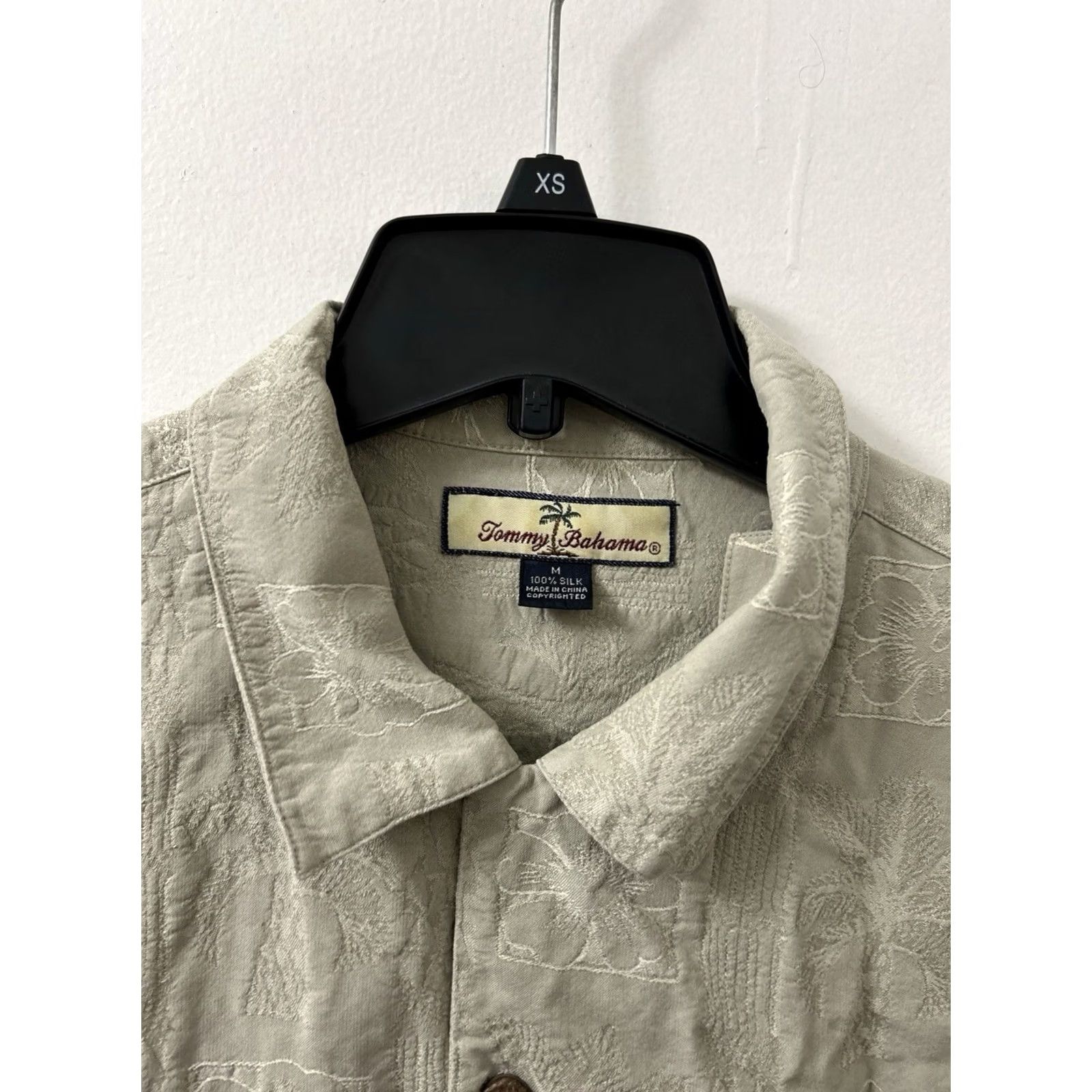 Tommy Bahama VINTAGE Tommy Bahama Shirt Mens M Beige 100% Silk Floral Print Button-Down S/S Collar-Down Pocket Breathing Beach Classic Filigree Size US M / EU 48-50 / 2 - 5 Thumbnail