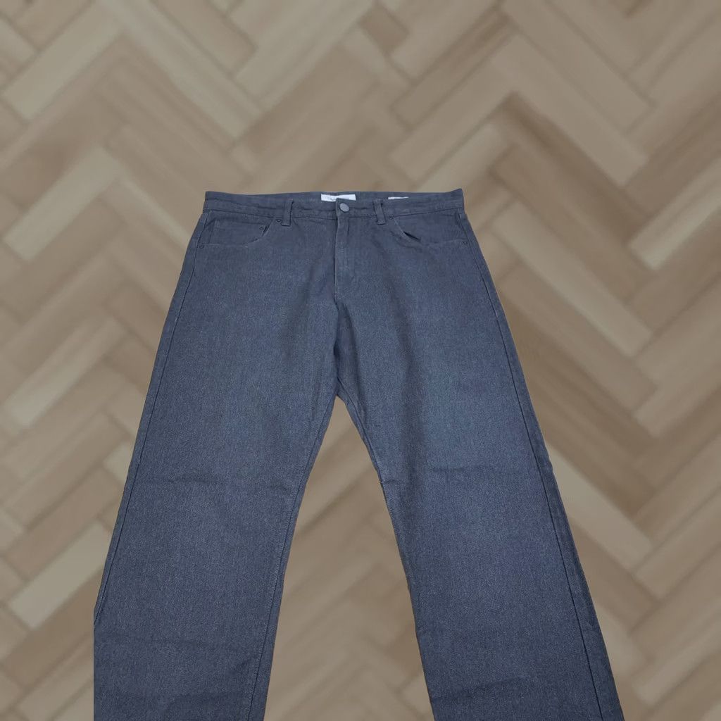 Calvin Klein Calvin Klein Jeans Men 36x30.5/36 Gray Cotton Blend 5-Pocket Straight Zip Solid Logo Casual Denim Size US 36 / EU 52 - 1 Thumbnail