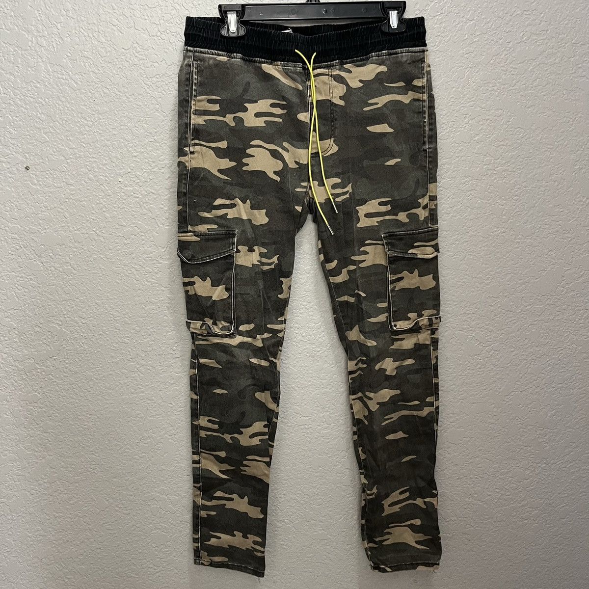 Forever 21 Forever 21 camo cargos Size US 30 / EU 46 - 1 Preview