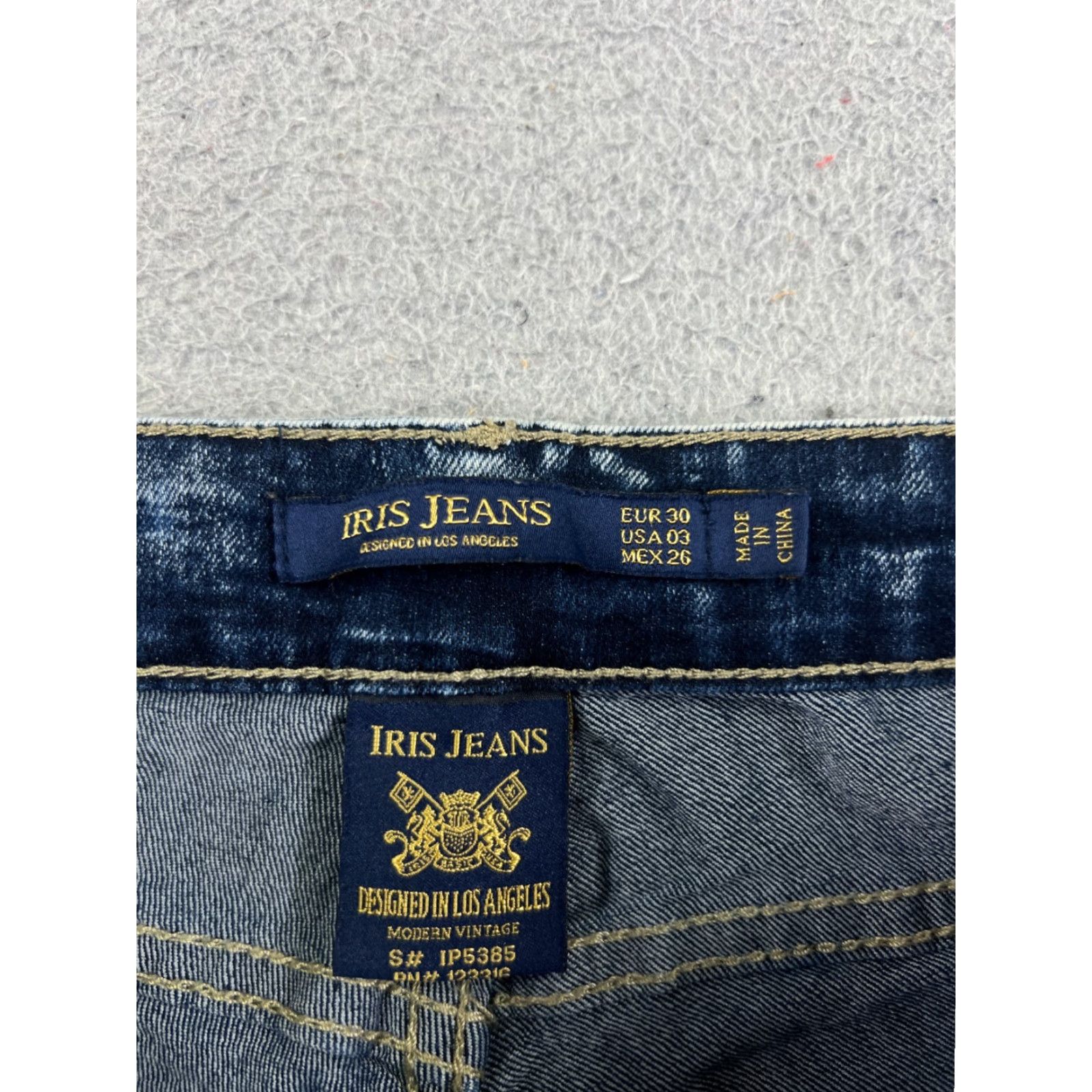 Vintage IRIS Women’s Denim Shorts Cutoff Acid Wash Mid Rise Casual Party 25x1 Blue Cotton Blend Size 26" / US 2 / IT 38 - 7 Thumbnail