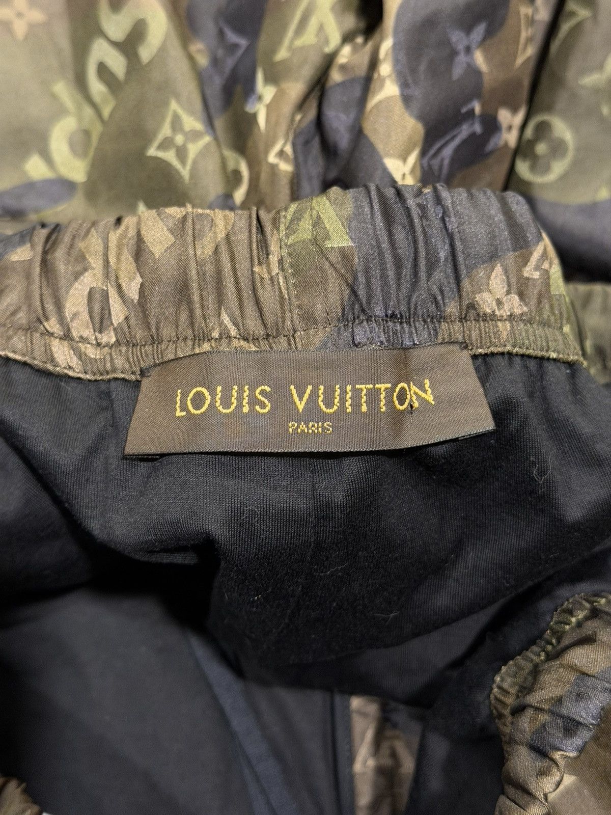 Louis Vuitton × Supreme Louis Vuitton x Supreme Monogram Camo Nylon Jogger Pants Size US 36 / EU 52 - 11 Thumbnail