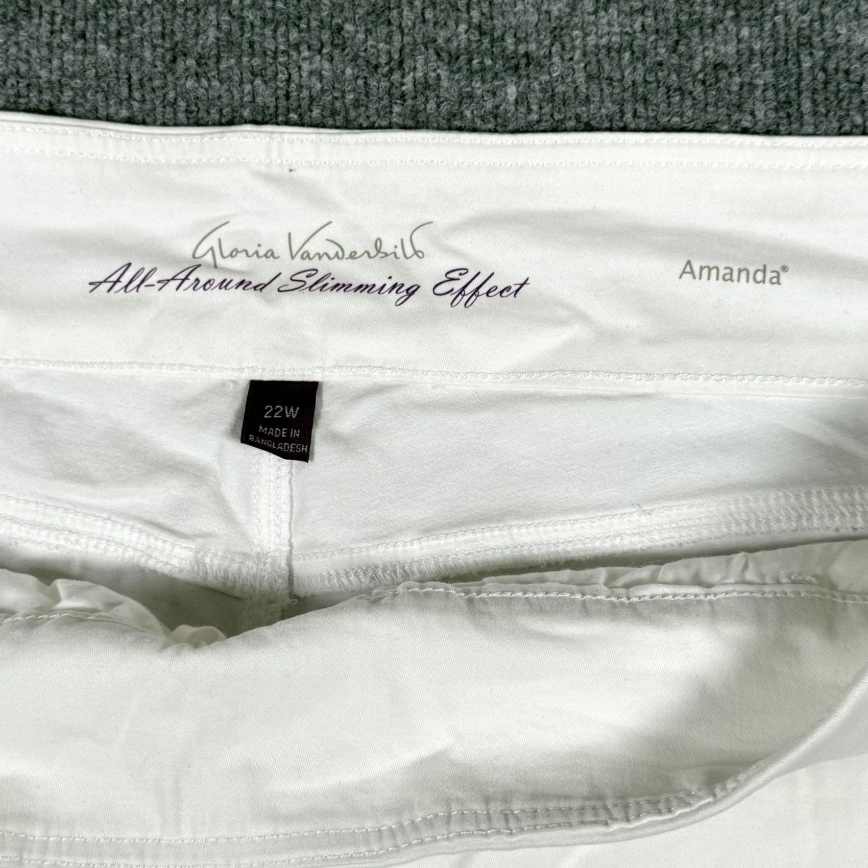 Gloria Vanderbilt VINTAGE Gloria Vanderbilt Bermuda Shorts Womens 22W White Pull On Slimming Panel Slimming Blended Cotton Spandex Size 40" / US 18 - 7 Thumbnail
