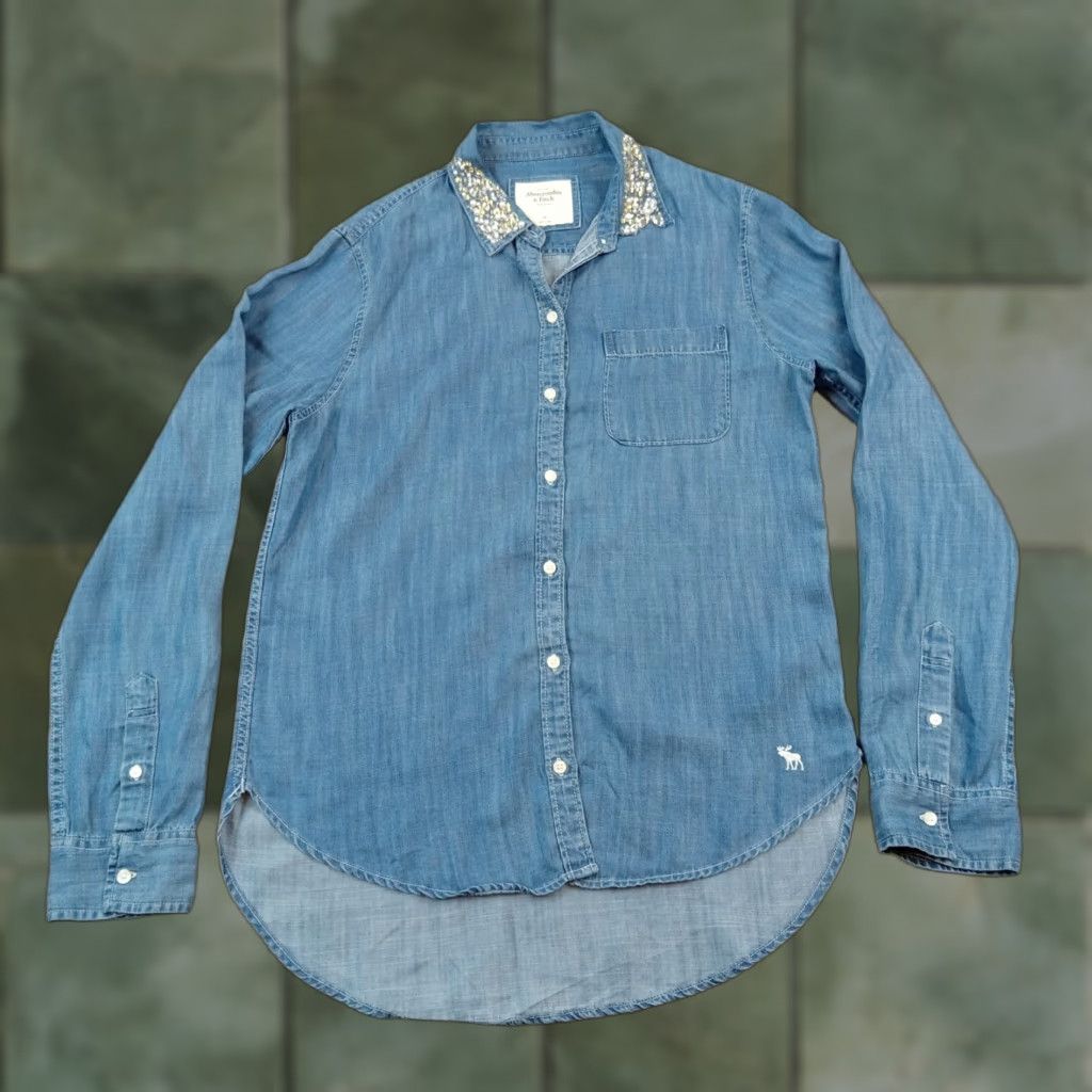Abercrombie & Fitch Abercrombie & Fitch Blue Button Up Shirt Womens Medium Embellished Gems Pearls Long Sleeve Casual Lyocell Size M / US 6-8 / IT 42-44 - 1 Thumbnail