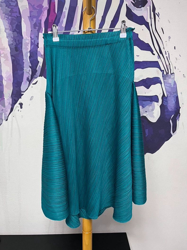 Issey Miyake Issey Miyake size:3 Peacock blue pleated skirt Size 23" - 1 Thumbnail