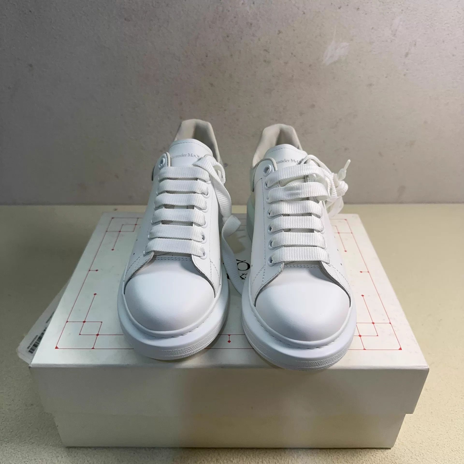Alexander McQueen Alexander McQueen Oversized Low-Top Sneaker W 39 White Size US 8.5 / EU 41-42 - 2 Thumbnail