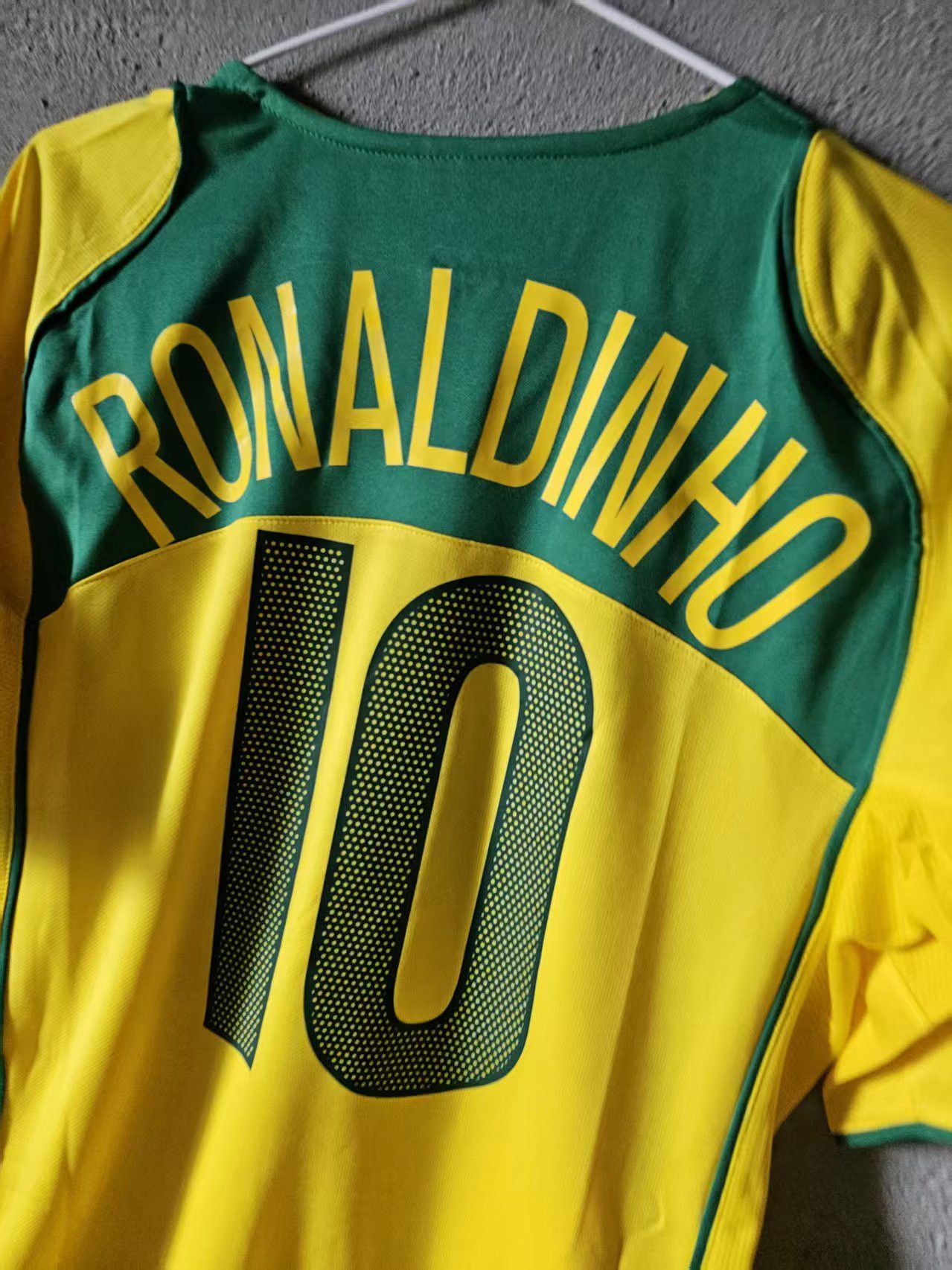 Nike 2004 Brazil #10 Ronaldinho Jersey Size US L / EU 52-54 / 3 - 4 Thumbnail