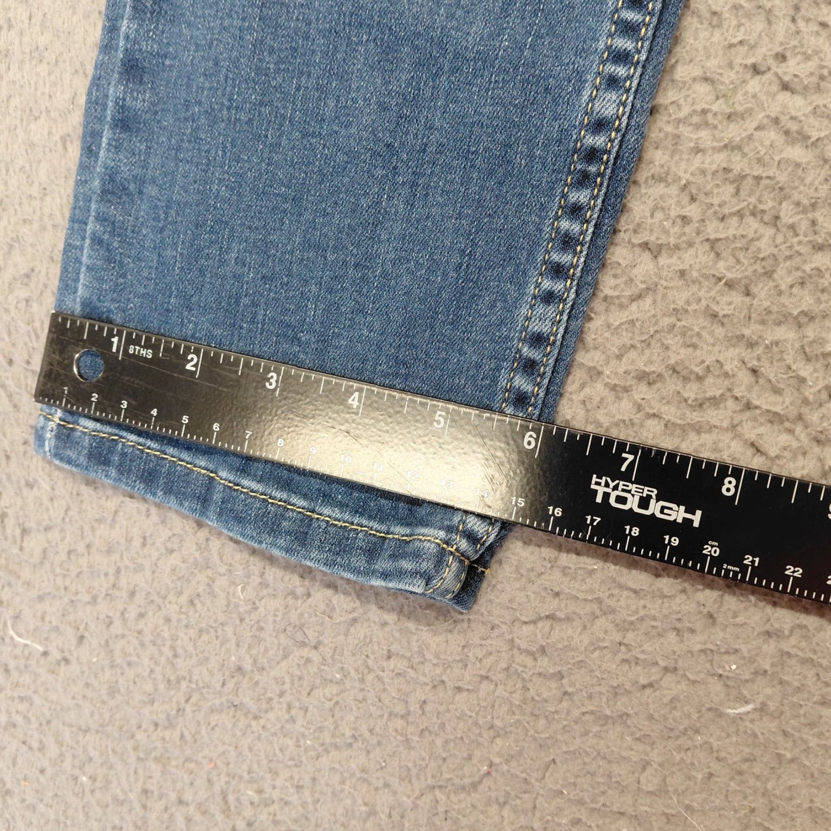Levi's Levi’s Capri Jeans Women’s 26 Blue Denim Straight Leg Cropped Fits 27×22 Jeans Capris five-pocket Regular Rise Adult Women Size 26" / US 2 / IT 38 - 5 Thumbnail