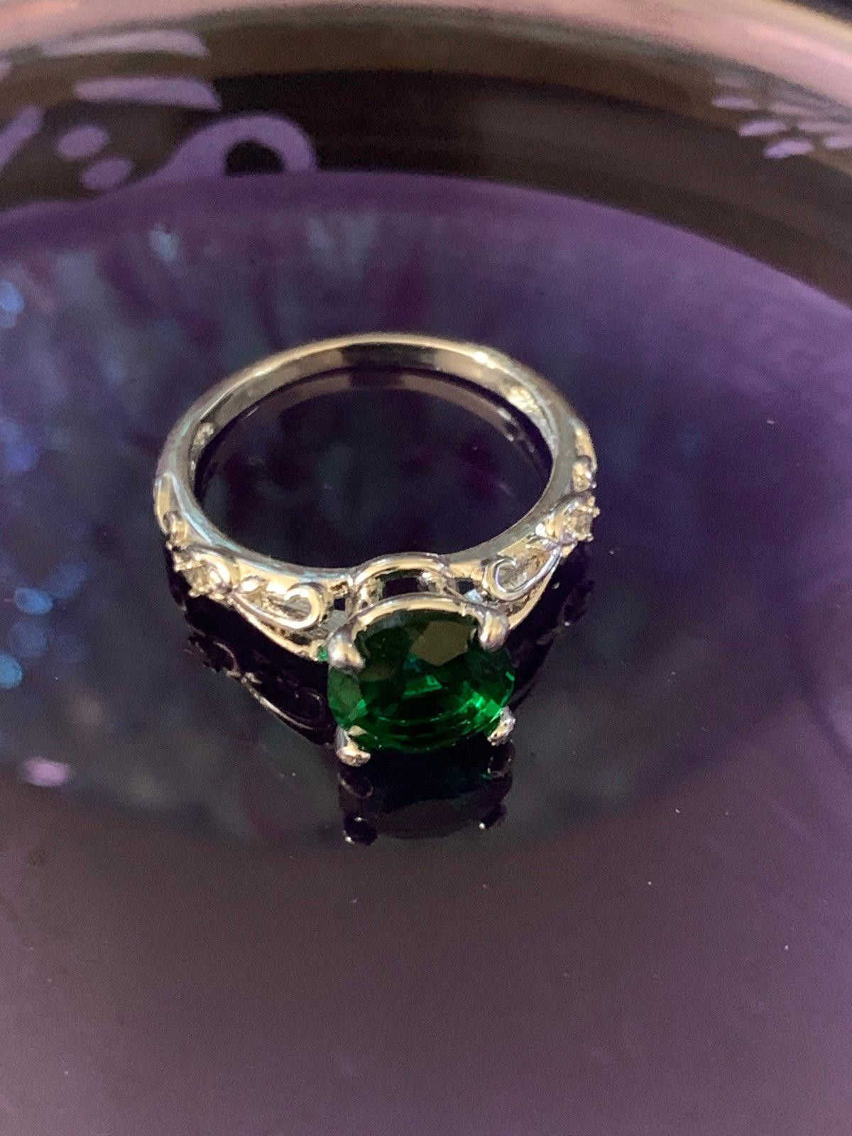 Designer Elegant Emerald Green Ring with Ornate Silver Band Size ONE SIZE - 2 Thumbnail