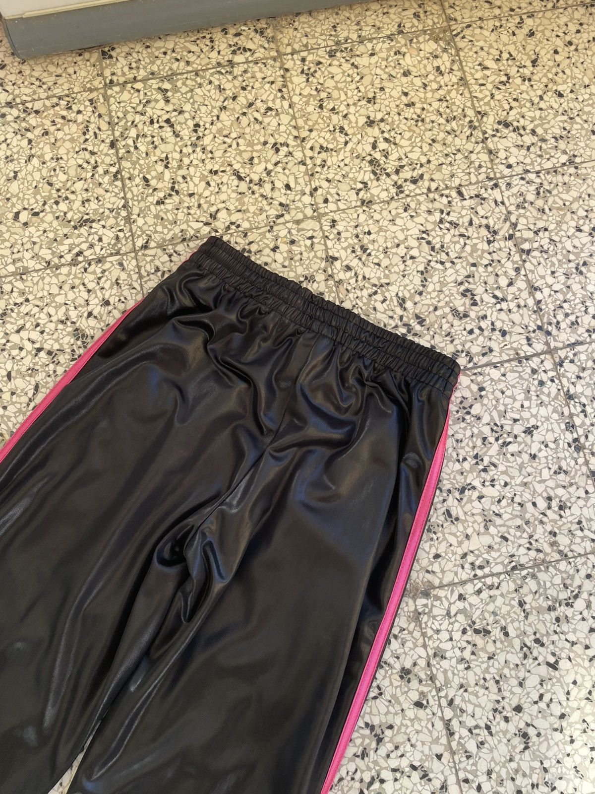 Adidas Rare Adidas CHILE62 S black and pink coated sweatpants Size 26" / US 2 / IT 38 - 9 Thumbnail