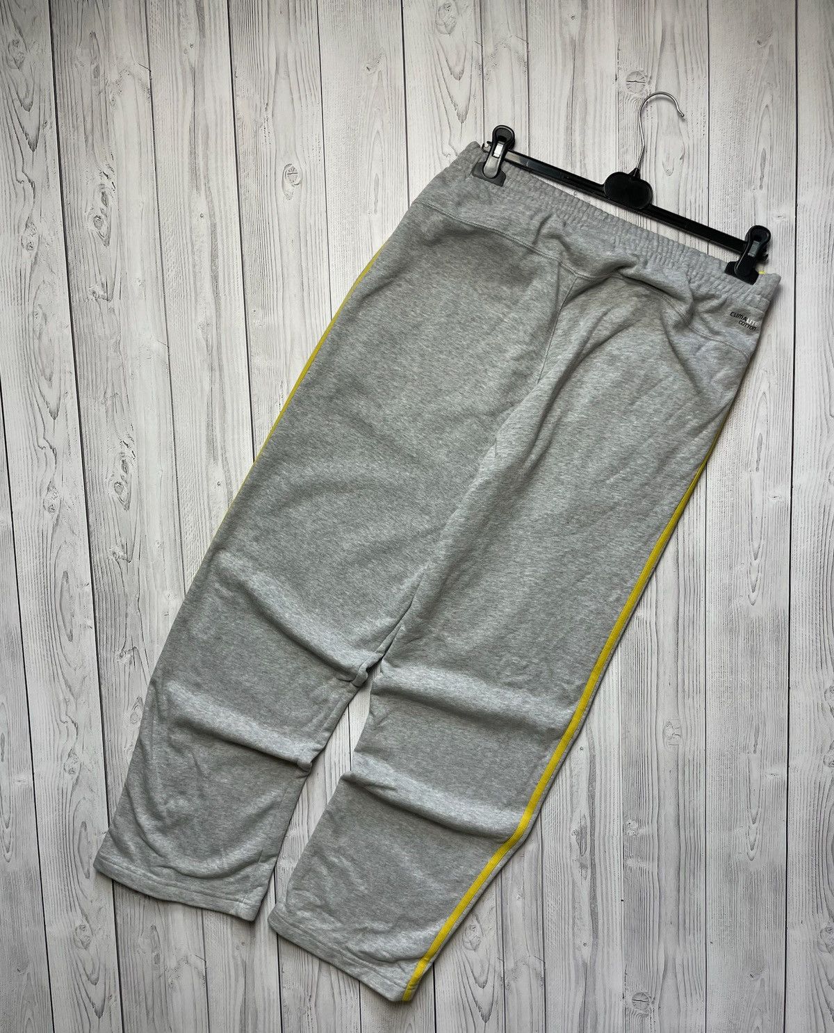 Vintage Vintage adidas essentials performance tracksuit size L Size US L / EU 52-54 / 3 - 11 Thumbnail