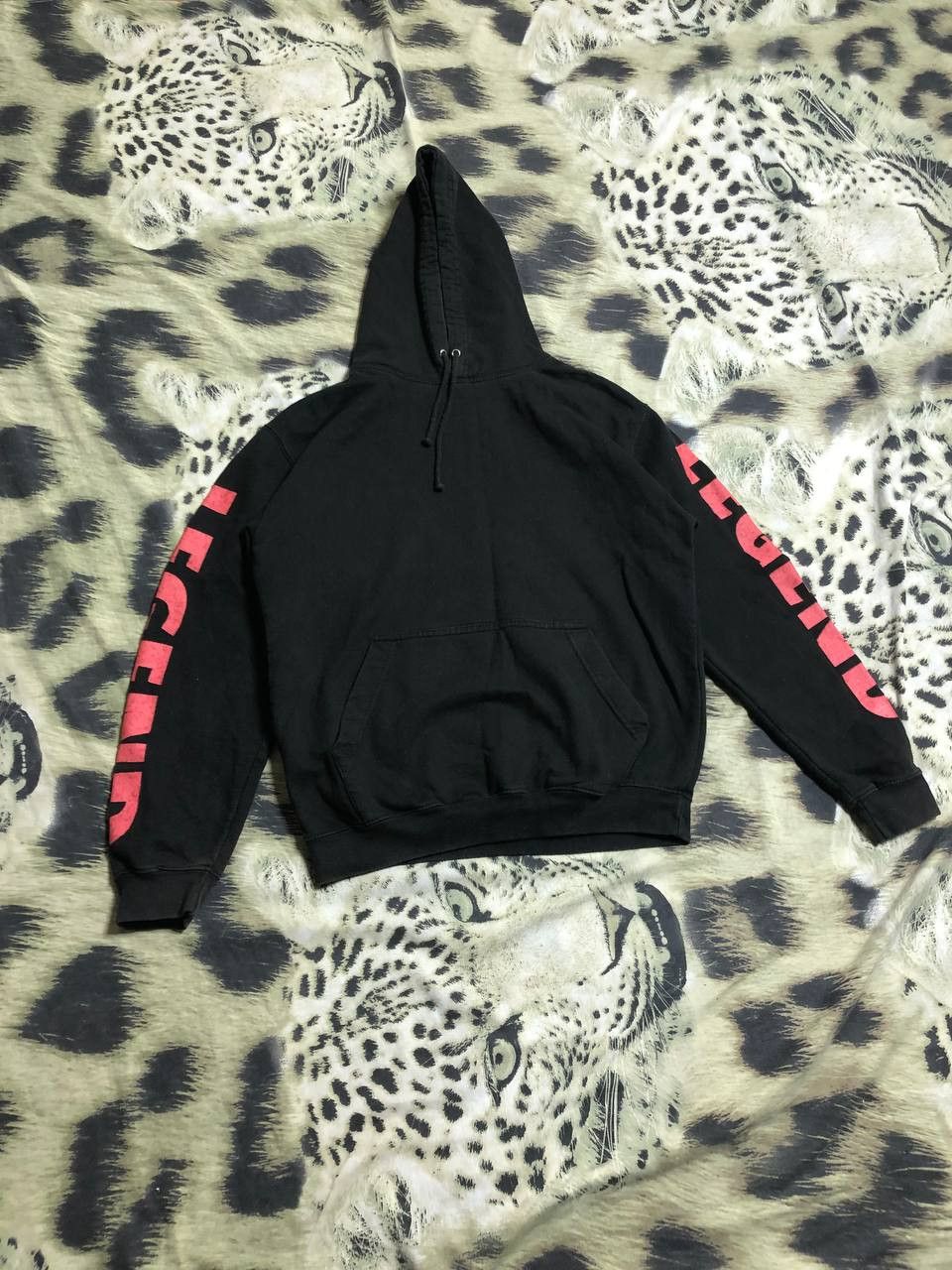 XO XO the weekend tour distressed paint Hoodie Size US M / EU 48-50 / 2 - 8 Thumbnail