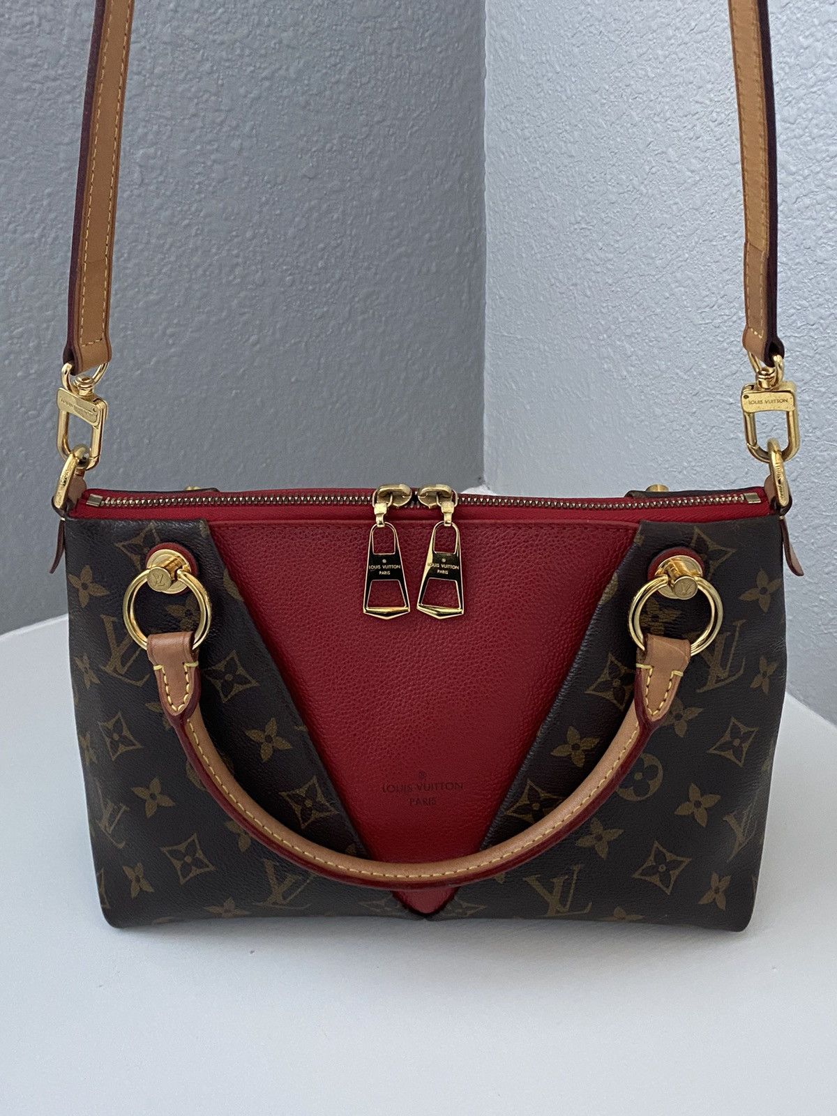 Louis Vuitton Authentic Louis Vuitton V Tote BB Size ONE SIZE - 20 Thumbnail